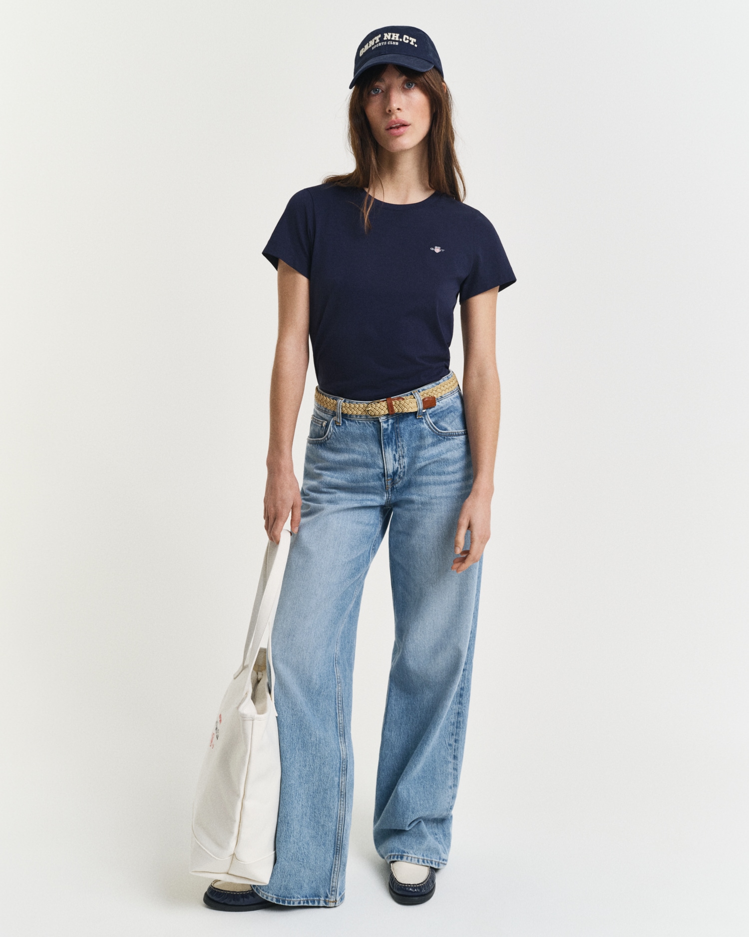Gant T-Shirt »REG SHIELD KA T-SHIRT«, mit einer kleinen aufgestickten Wappen-Grafik auf der Brust