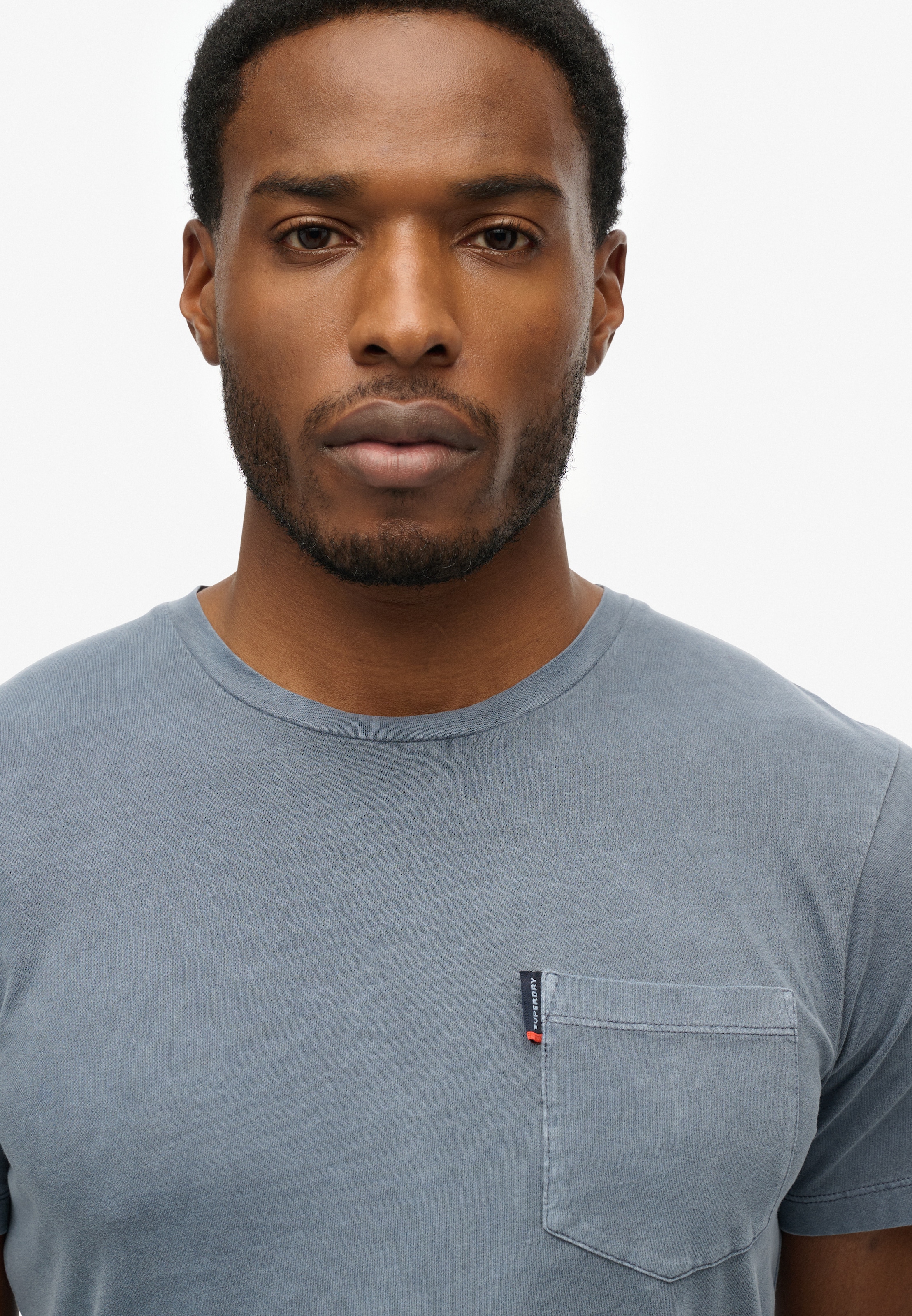 Superdry Rundhalsshirt »CLASSIC ESSENTIAL POCKET TEE«, mit stylischer, aufgesetzter Brusttasche