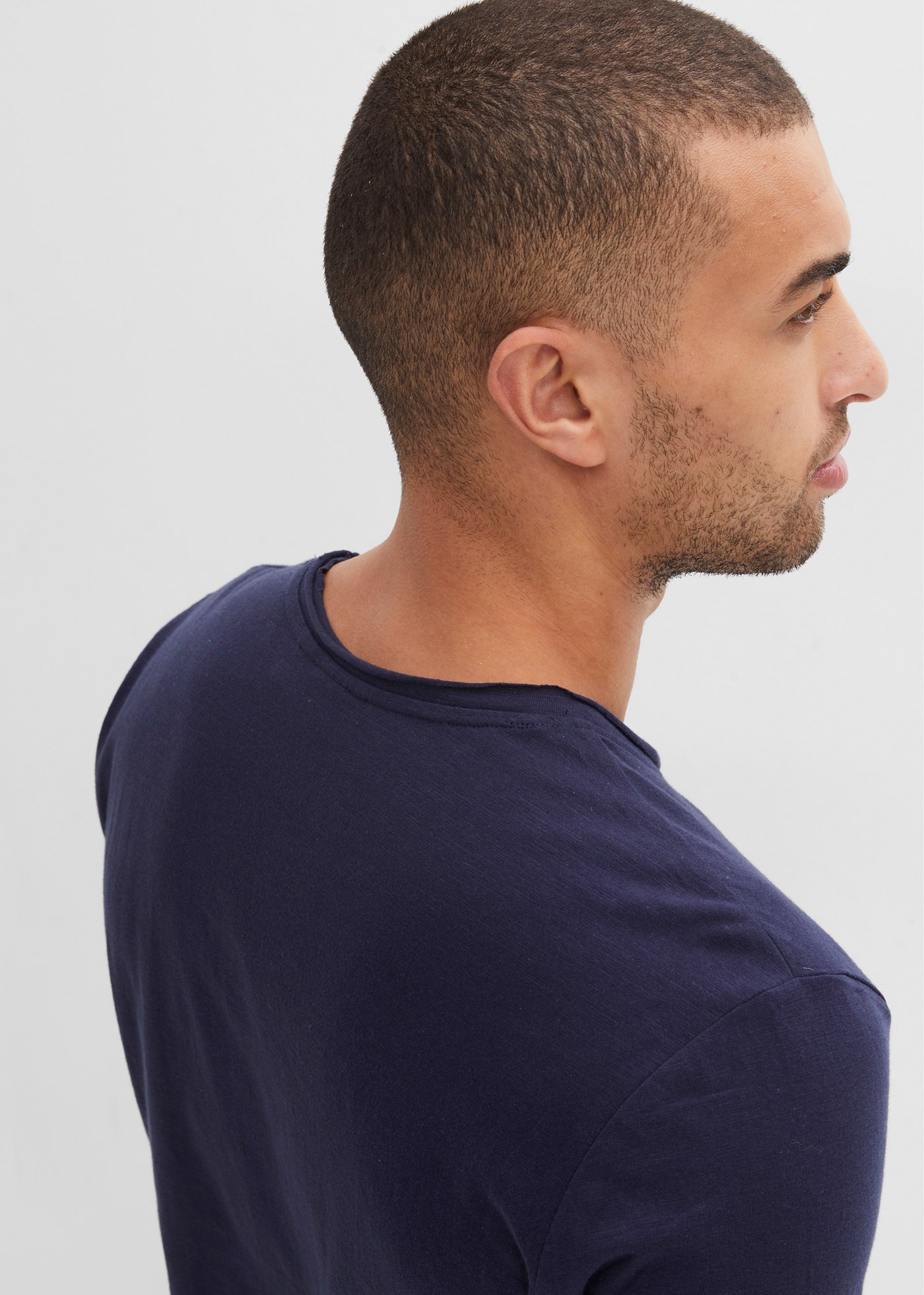 bonprix T-Shirt »T-Shirt aus reiner Baumwolle« Regular Fit, offene Kanten am Ausschnitt, aus reiner Baumwolle