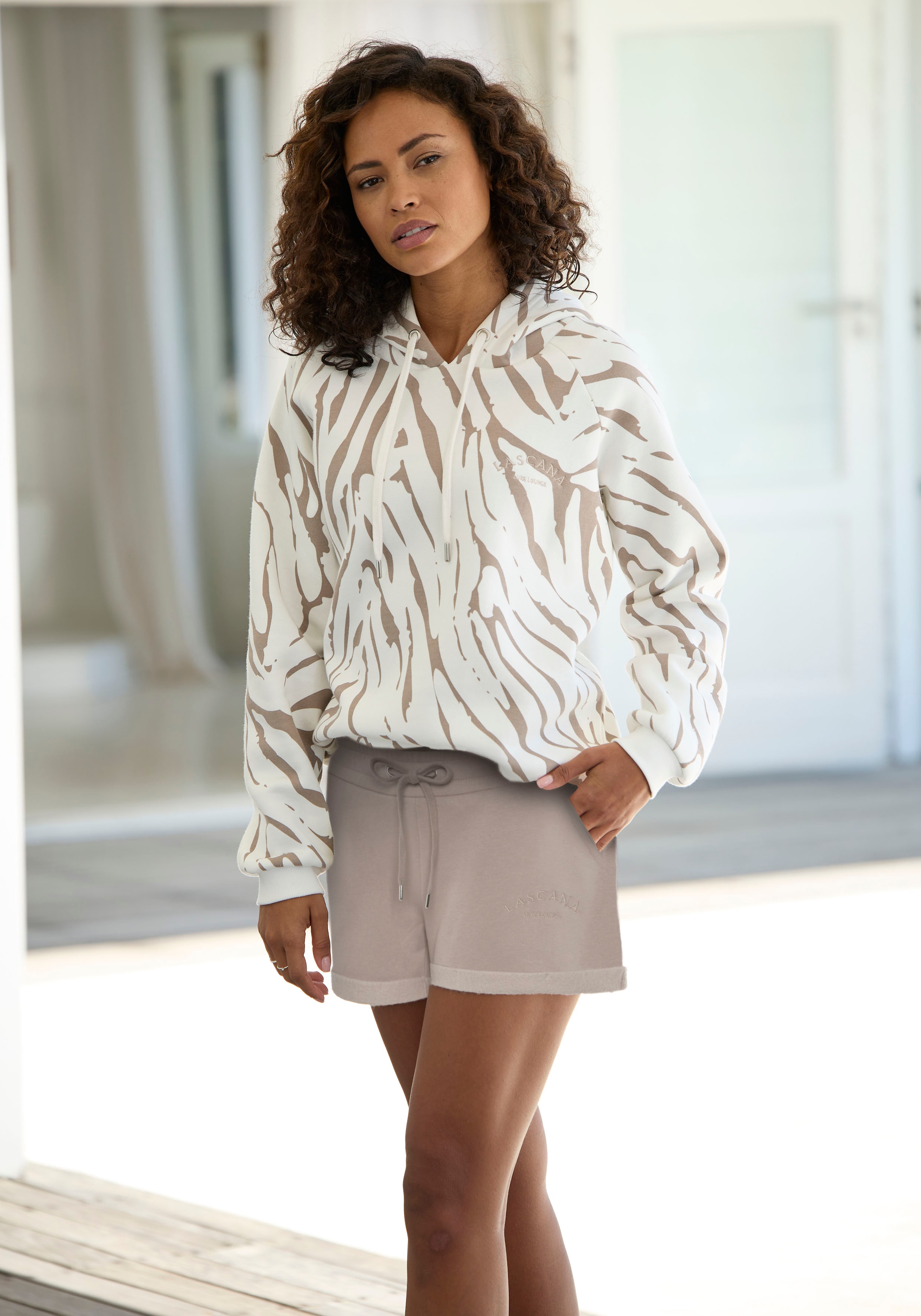 LASCANA Relaxshorts, mit seitlichen Taschen und Logostickerei, Loungewear