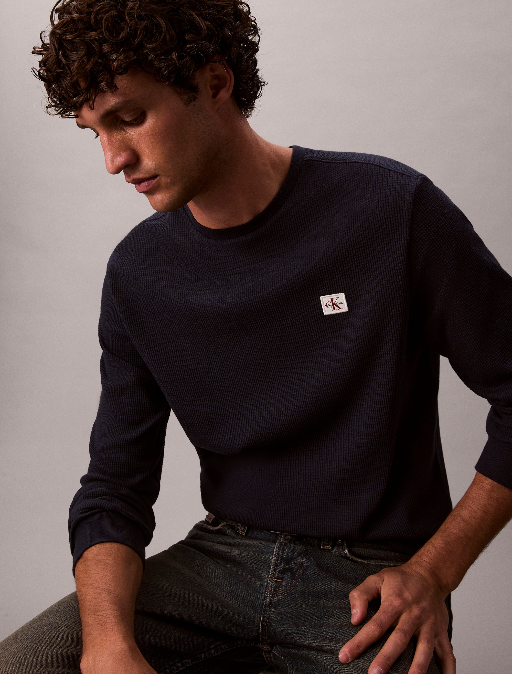 Calvin Klein Jeans Langarmshirt »LS WAFFLE BADGE CREWNK TEE«, Mit Rundhalsausschnitt