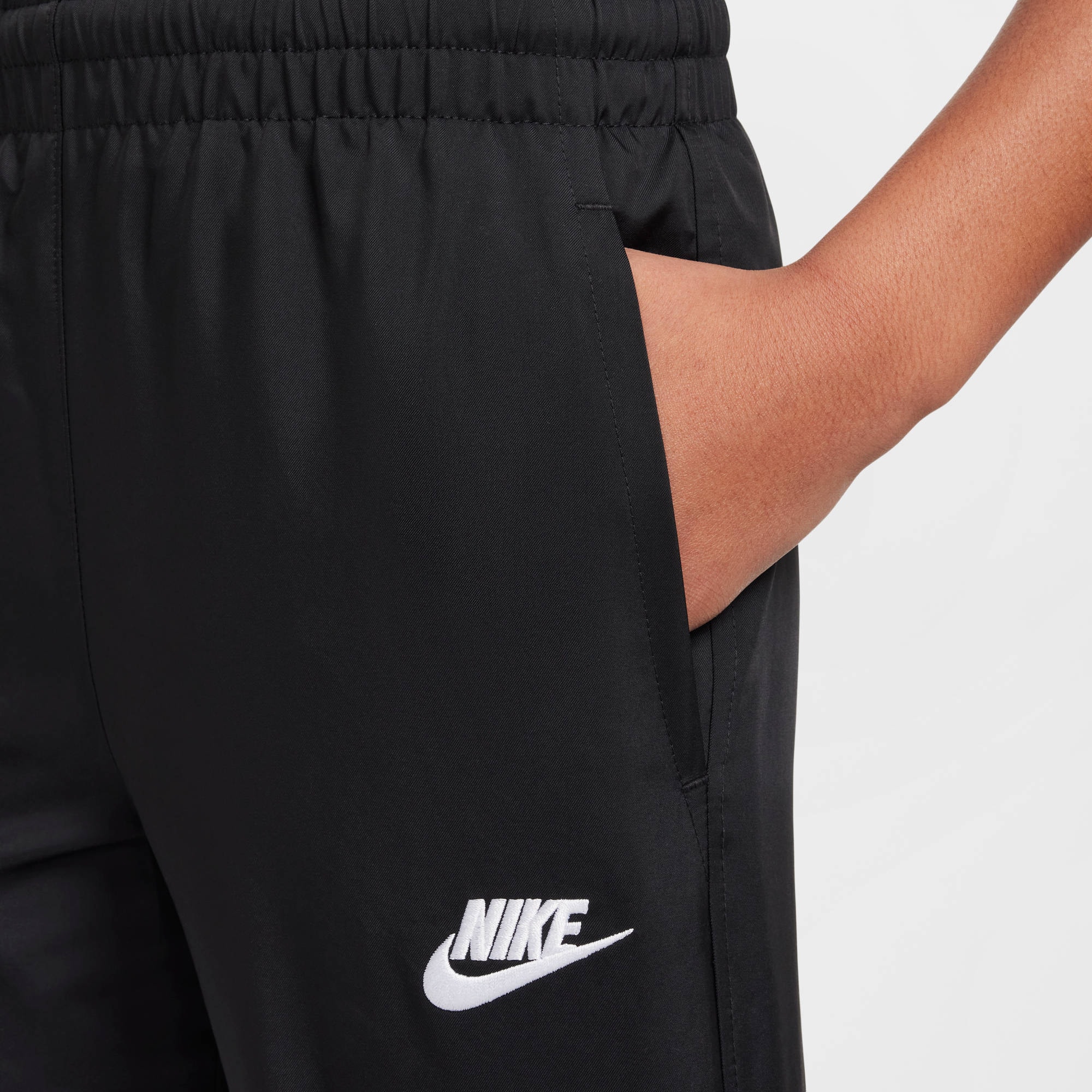 Nike Sportswear Sporthose »K NSW CLUB WVN JGGR LBR«  für Jugendliche, für Freizeit und Training, aus Polyester