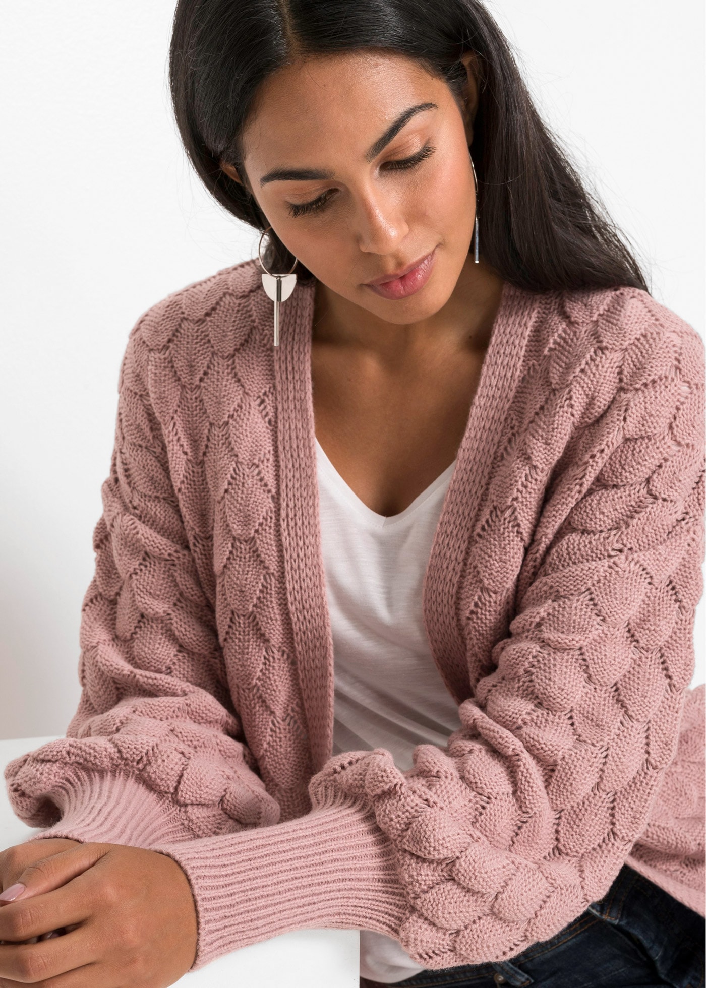 bonprix Ajourstrickjacke »Ajour-Strickjacke« Oversize-Passform, Ajour-Muster, femininer Stil, aus Polyacryl