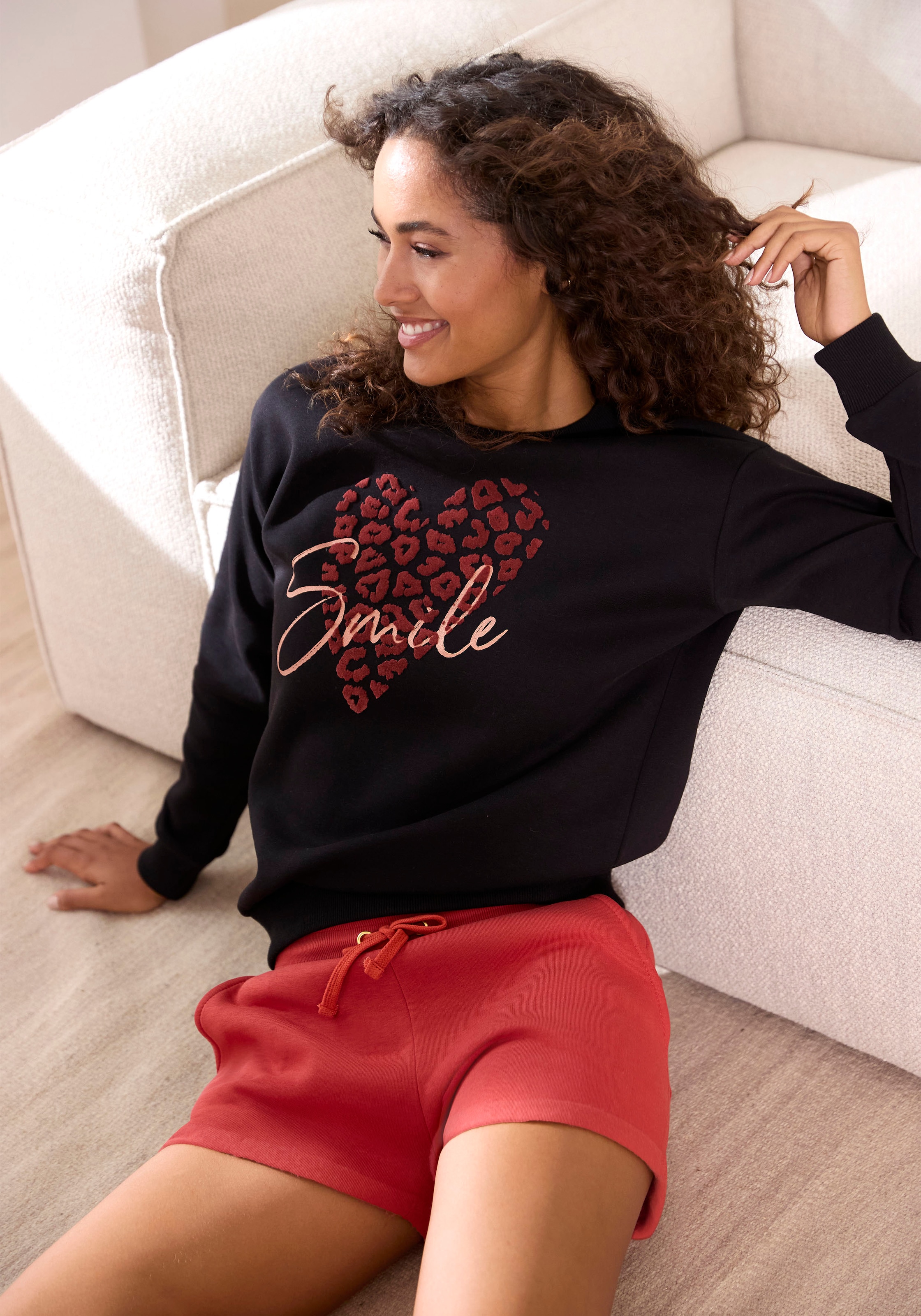 LASCANA Sweatshirt, mit Herz-Leo-Druck, Loungewear