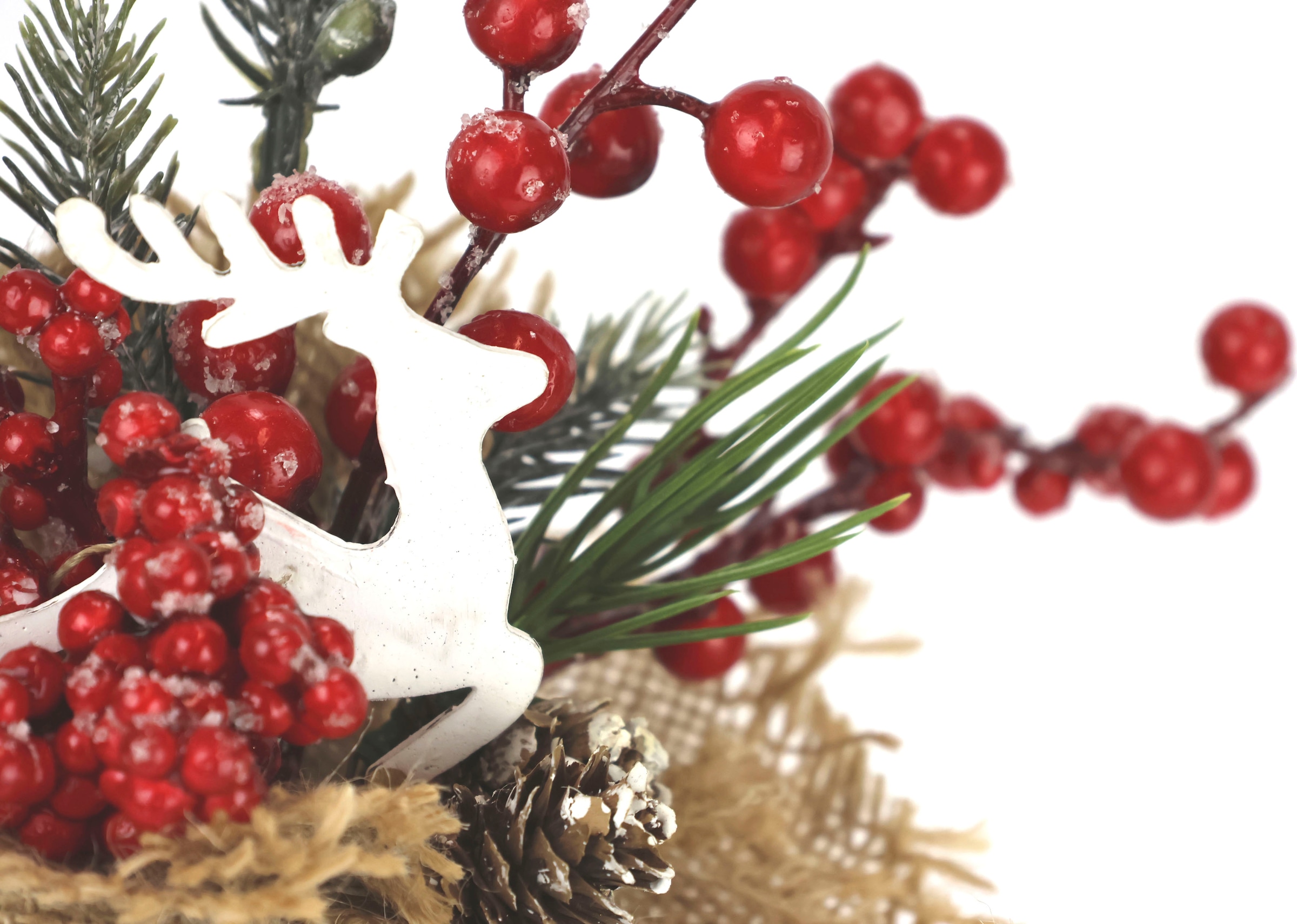 I.GE.A. Winterliche Kunstpflanze »Weihnachtsgesteck in Jute, Weihnachtsdeko im 2er Set,« Kunstblumen-Arrangement 1x mit Horn und 1x  mit Hirsch