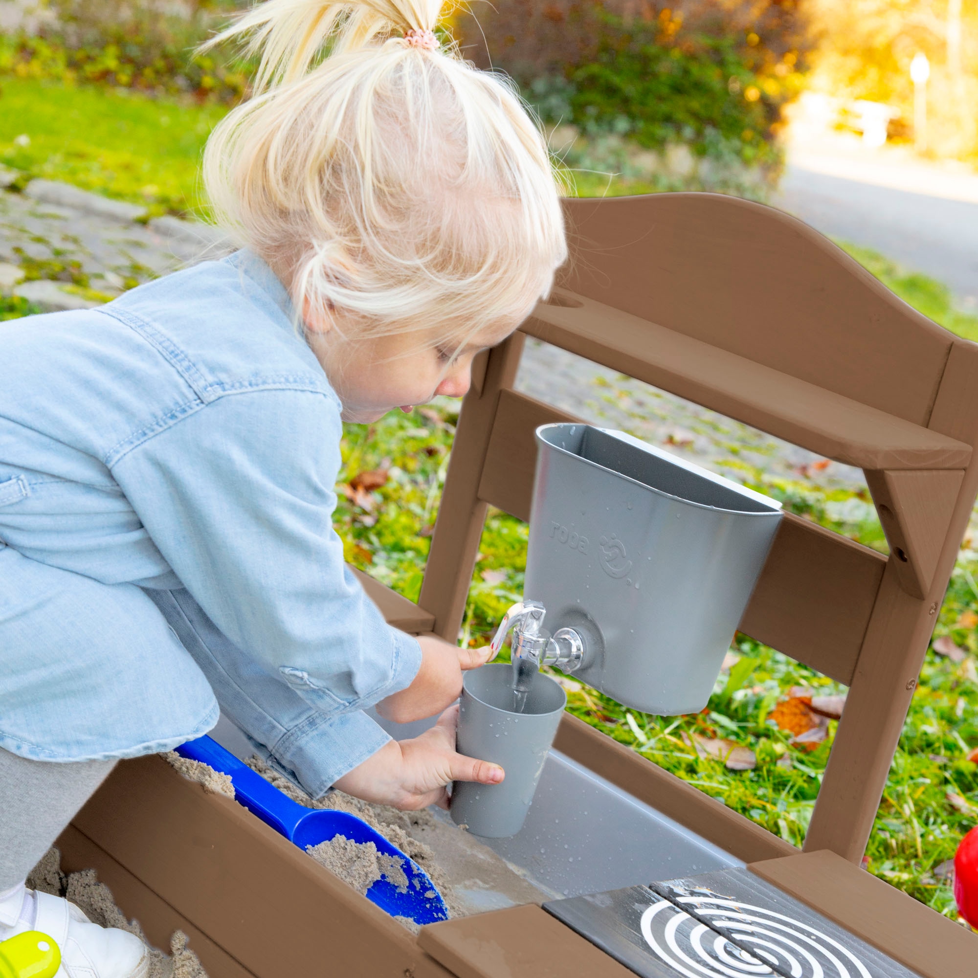 roba® Outdoor-Spielküche »Matschküche zum Aufhängen, teakholzfarben lasiert, aus Holz«, FSC® - schützt Wald - weltweit