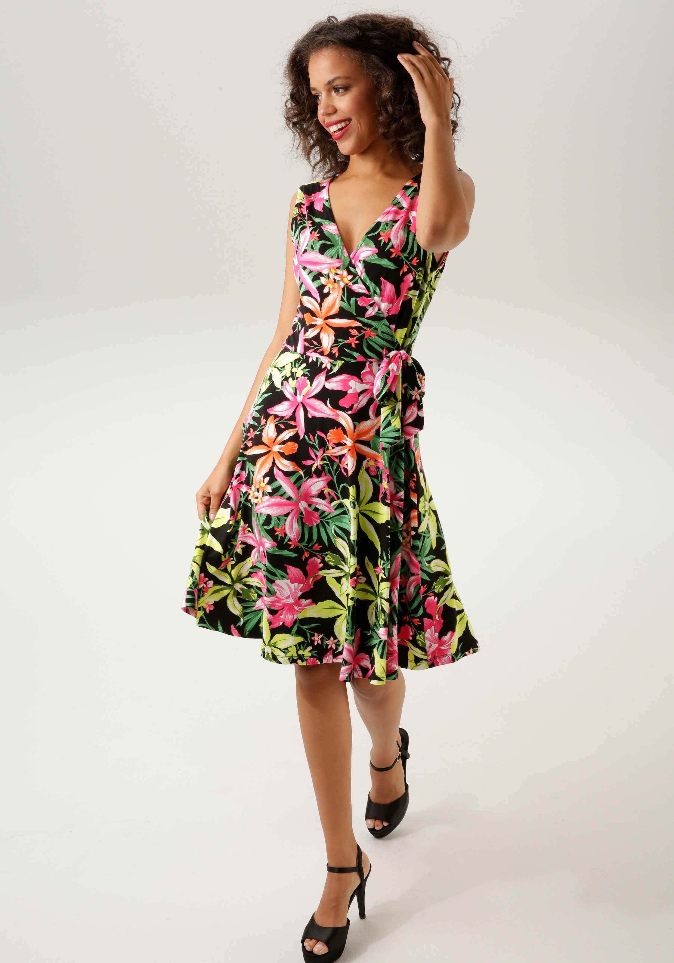Aniston CASUAL Sommerkleid, mit farbenfrohem, großflächigem Blumendruck - jedes Teil ein Unikat