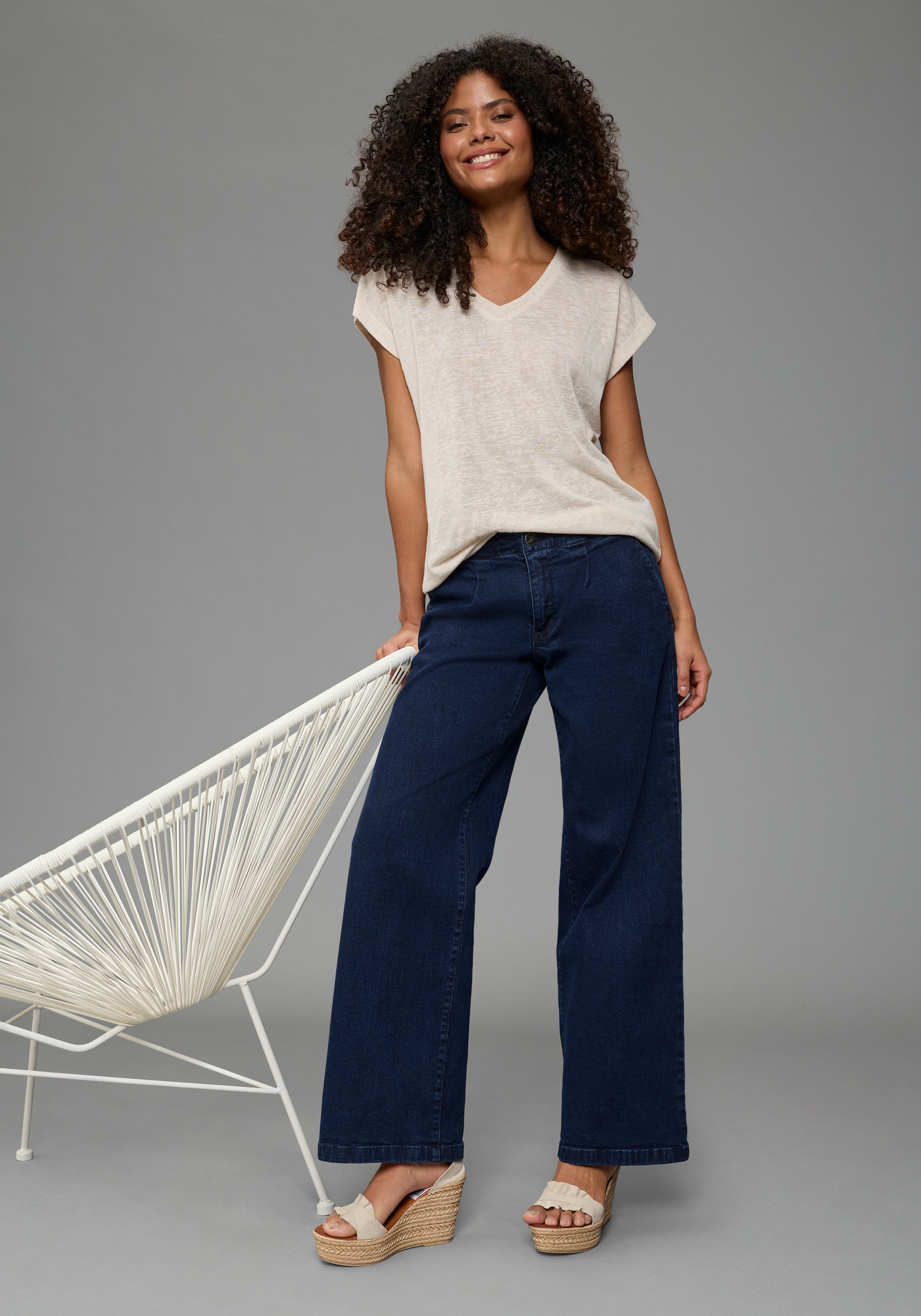 Laura Scott T-Shirt in strukturierter Leinen-Optik mit V-Ausschnitt