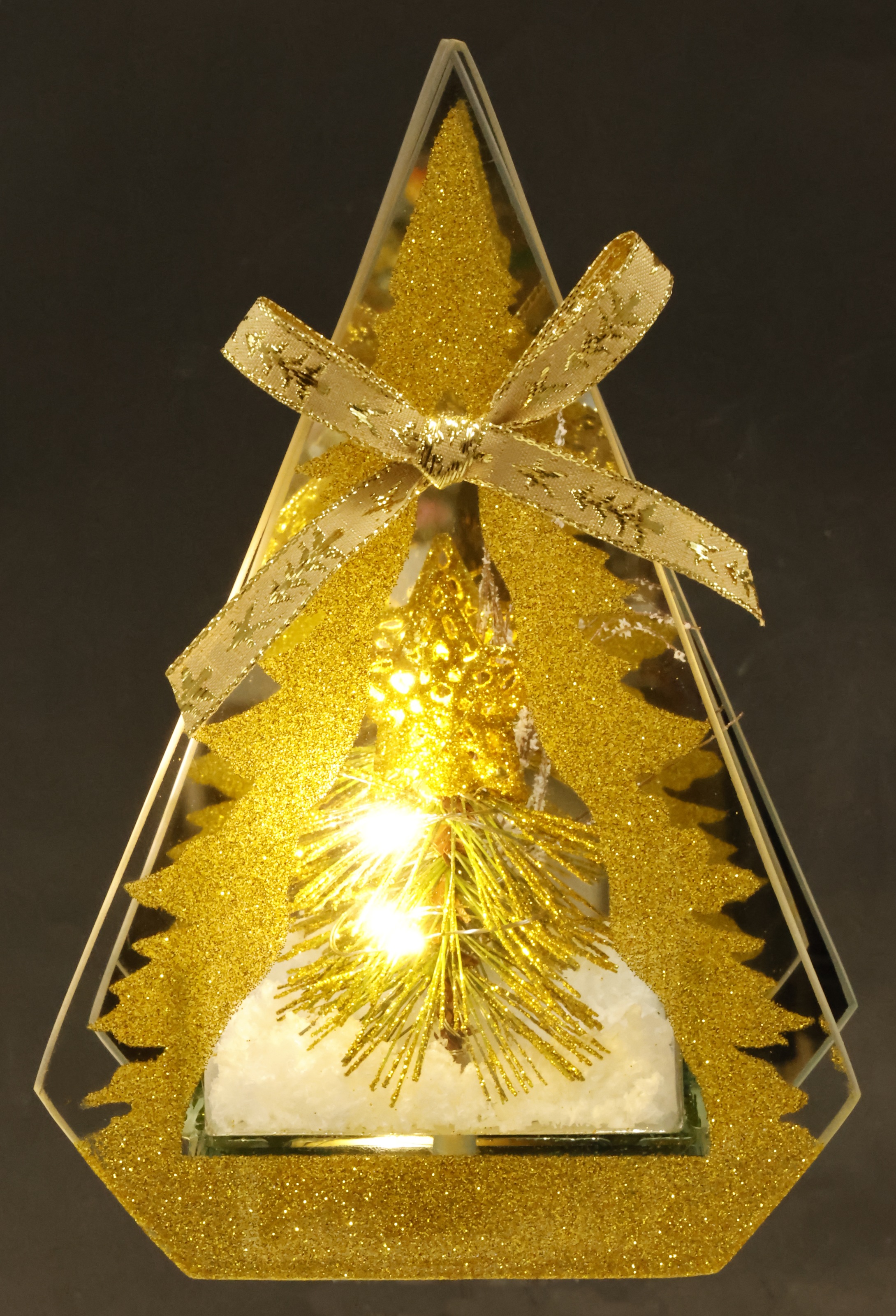 I.GE.A. LED-Dekofigur »Dekoobjekt aus Glas mit LED Licht« Mit Tannenbaum Kunstschnee Deko Weihnachten Weihnachtsdeko Dekoration