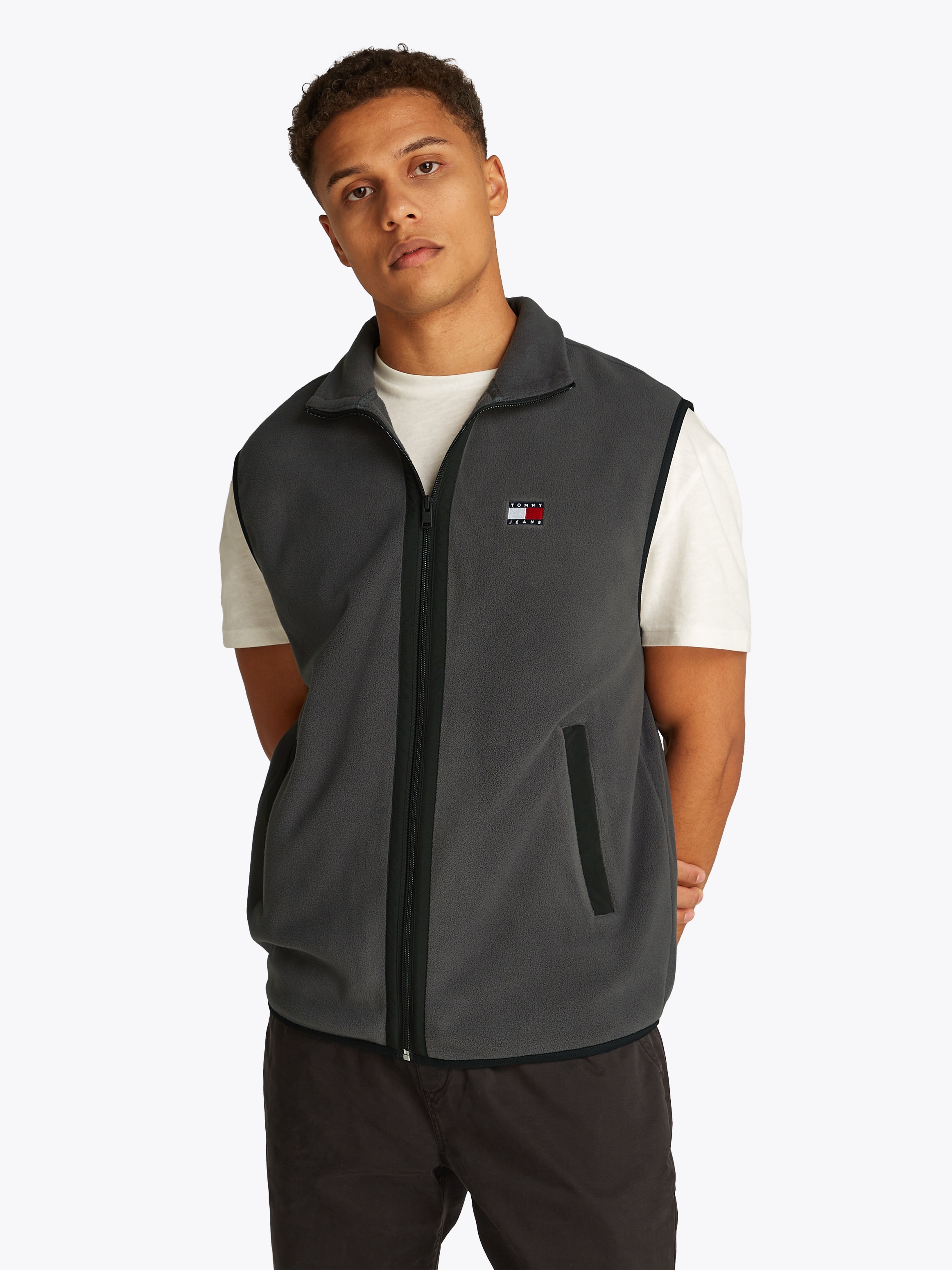 TOMMY JEANS Plus Fleeceweste »TJM POLAR FLEECE VEST EXT«, Große Größen, mit kontrastfarbenen Details