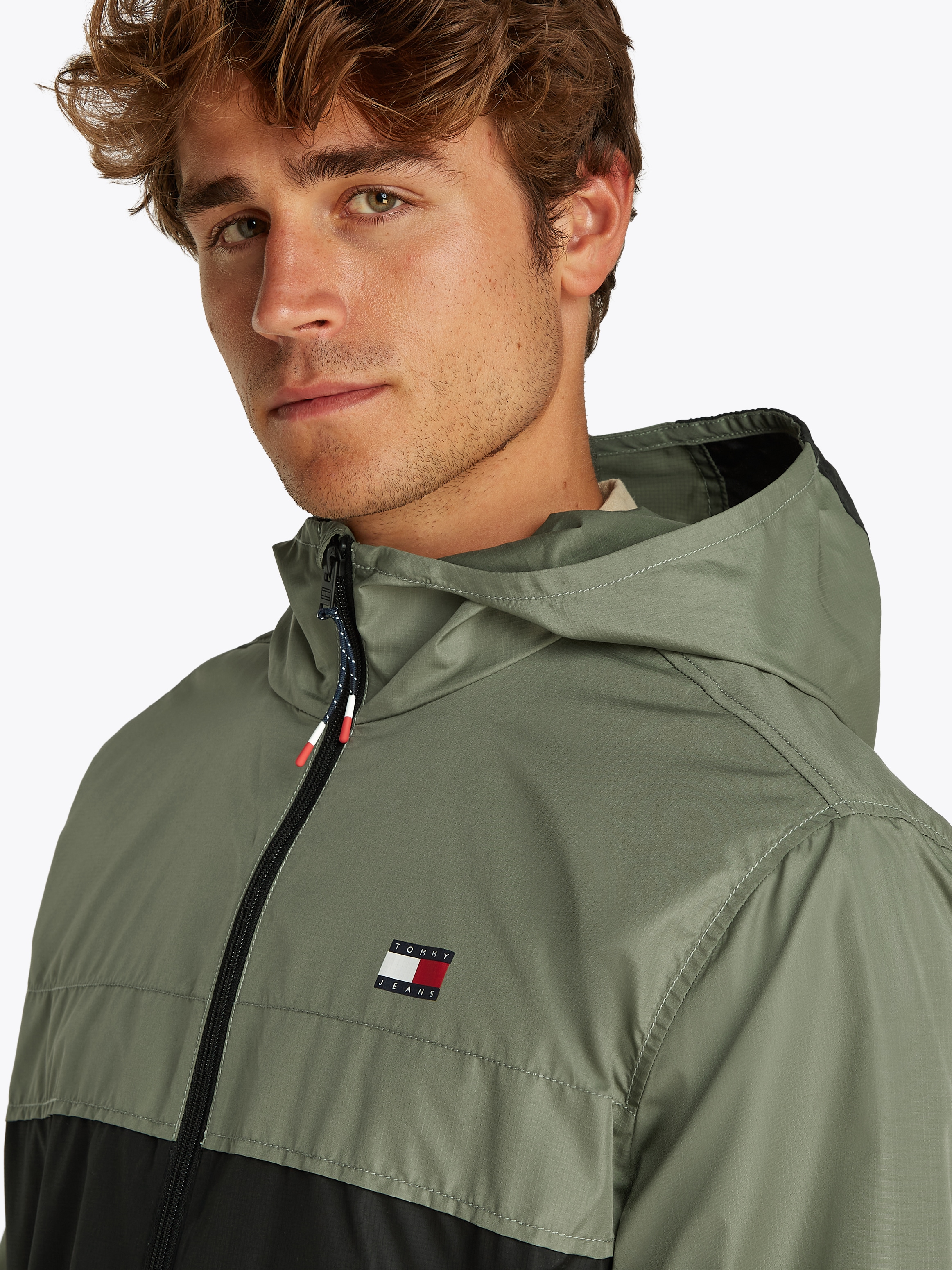 Tommy Jeans Outdoorjacke »TJM LW CHICAGO JACKET«, mit Kapuze, mit Logoprägung