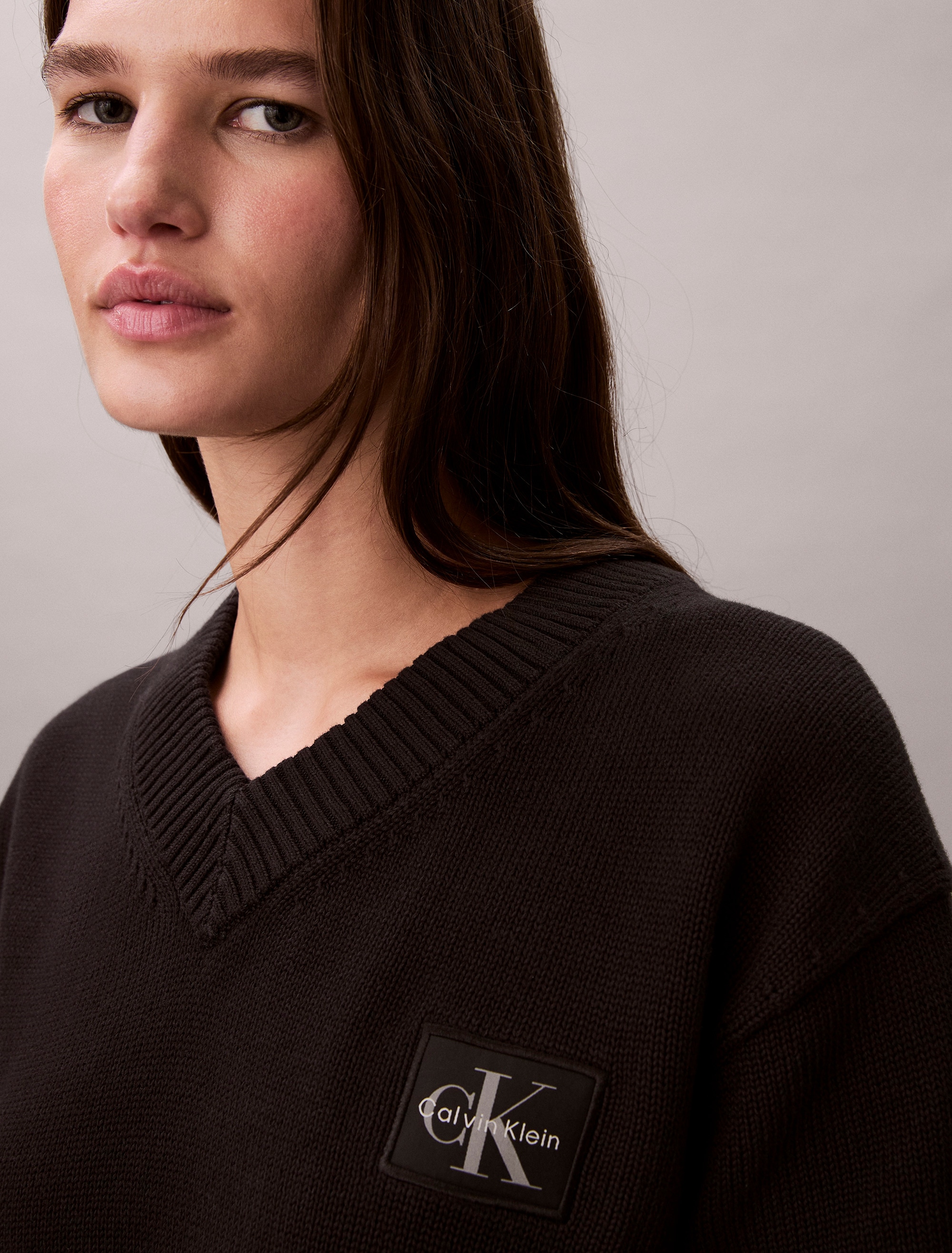 Calvin Klein Jeans V-Ausschnitt-Pullover, Feinstrick, taillenlang
