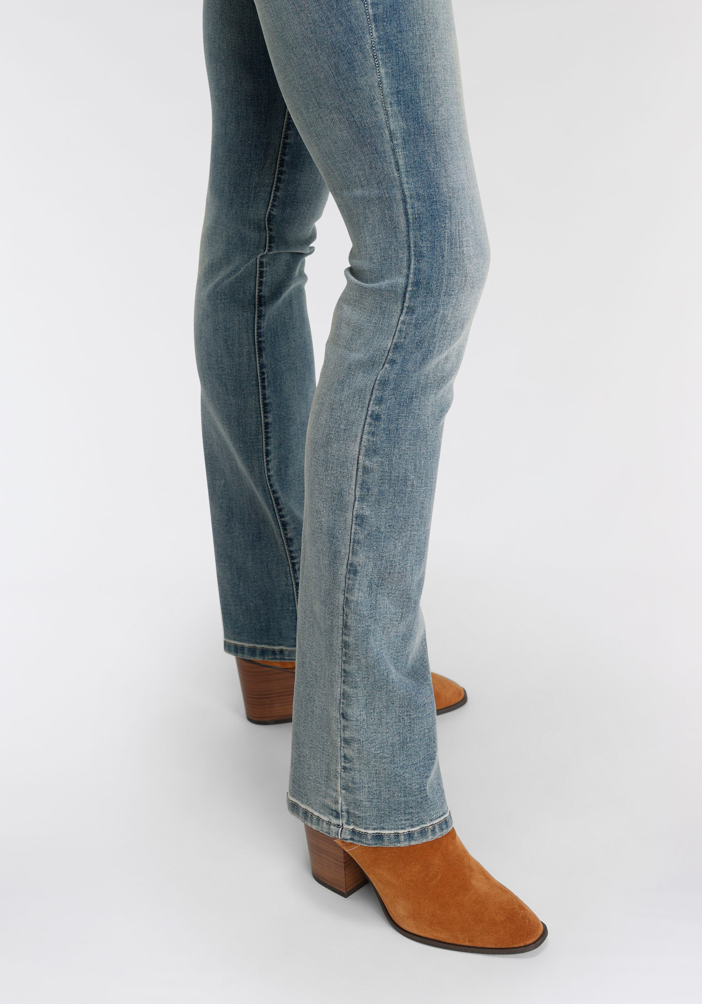 Arizona Bootcut-Jeans »Ultra-Stretch«, normale Passform, Baby-Bootcut, Used-Look-Waschung