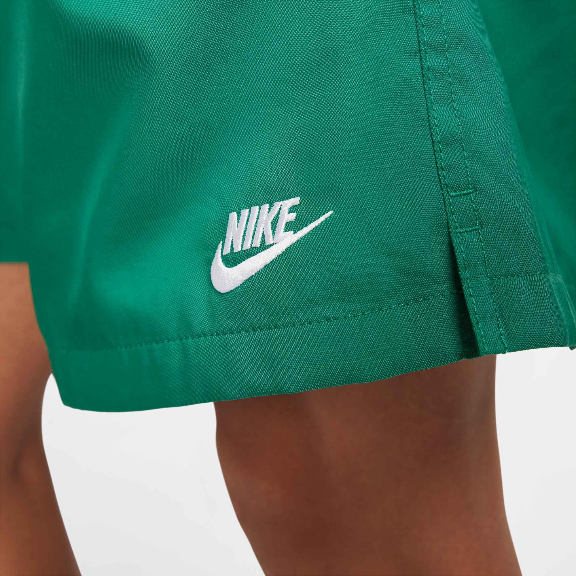 Nike Sportswear Shorts »M NK CLUB FLOW SHORT«  mit Eingrifftaschen und Gesäßtasche, schnell trocknend, pflegeleicht