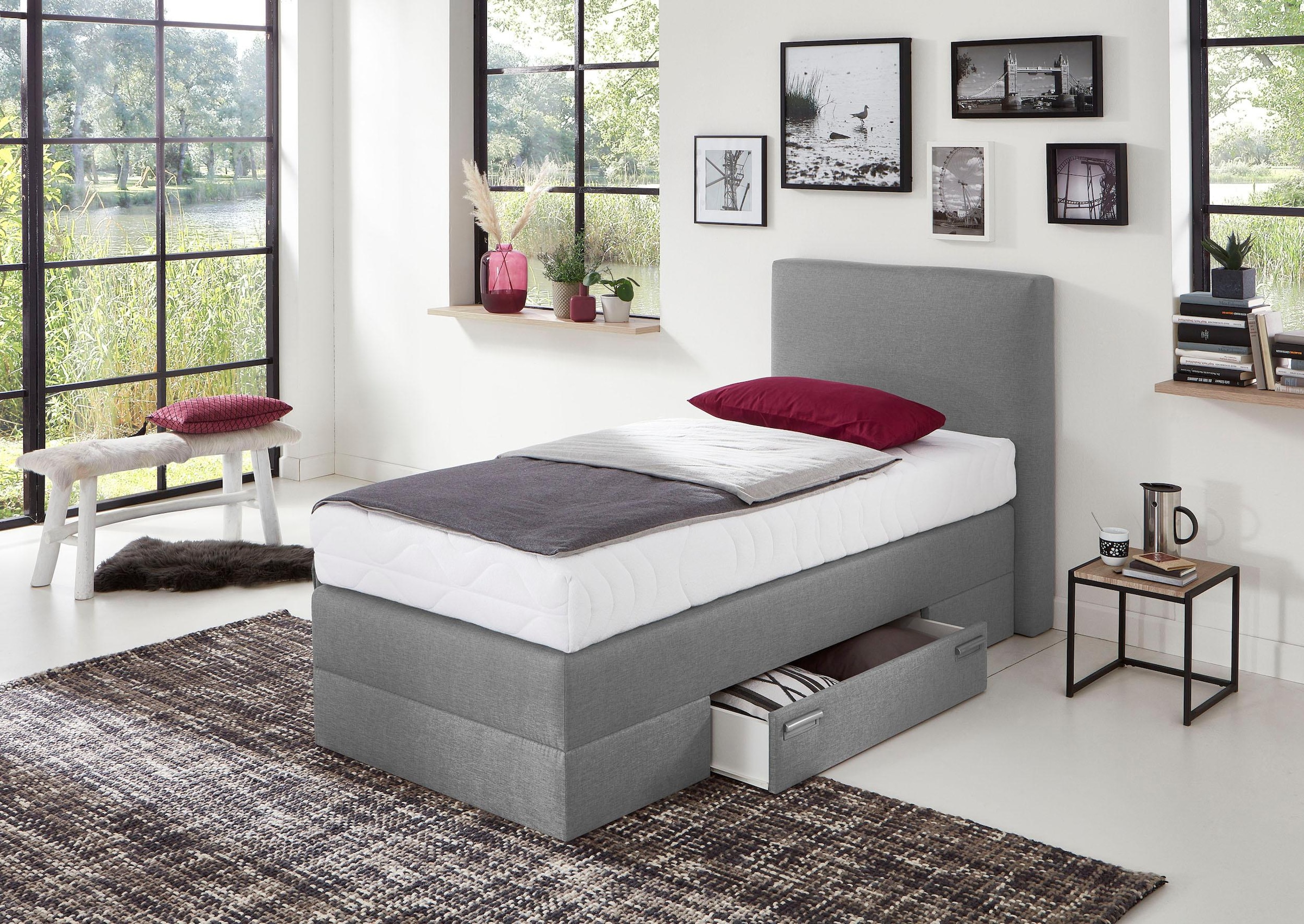 Boxspringbett, mit Schubkästen und Zierkissen