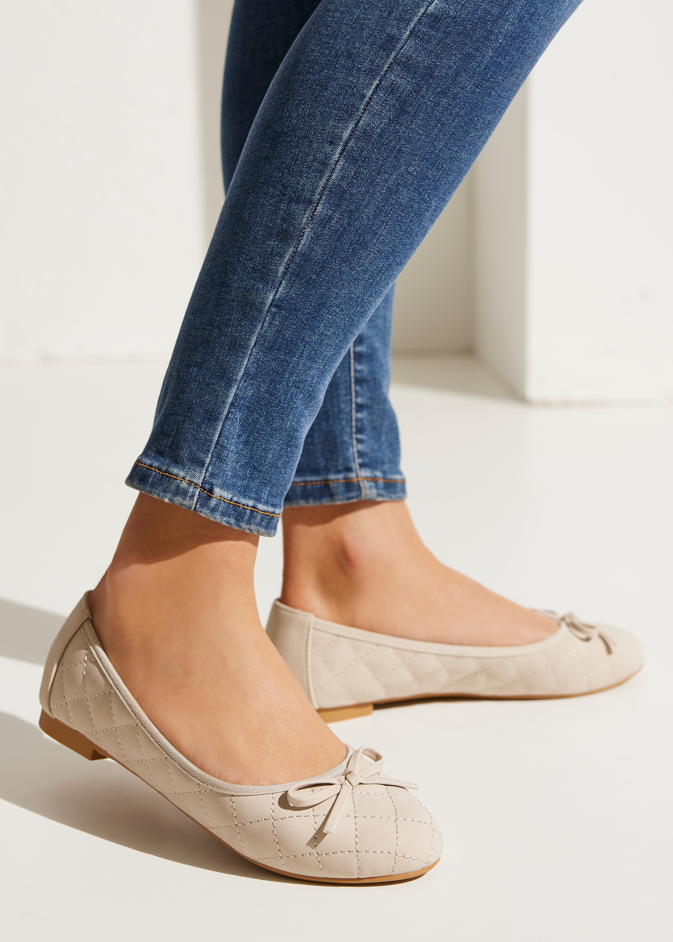 LASCANA Ballerina »Slipper, Schlüpfschuh, Freizeitschuh, Slip-On-Sneaker,«  mit Schleifenapplikation VEGAN