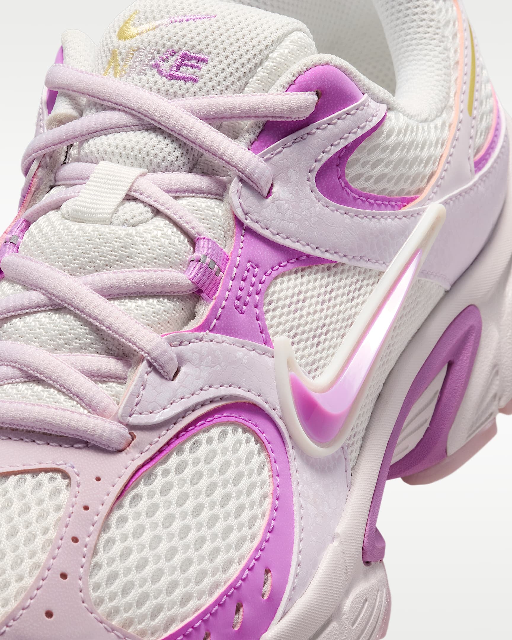 Nike Sportswear Sneaker »W V5 RNR DF«  inspiriert vom Design des Y2K Nike Vomero 5