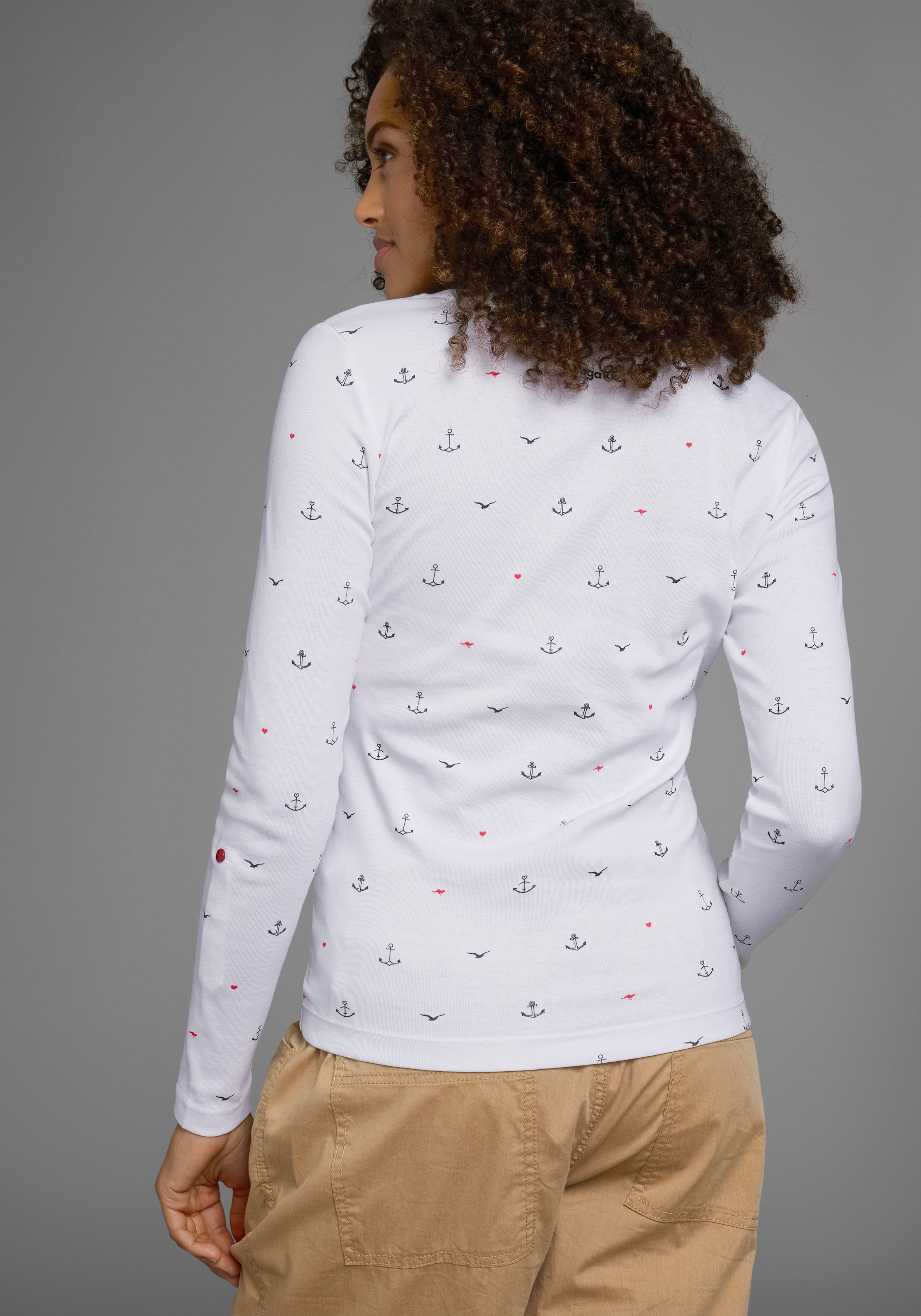 KangaROOS Langarmshirt, krempelbare Ärmel, sehr figurbetont, aus elastischer Rippware
