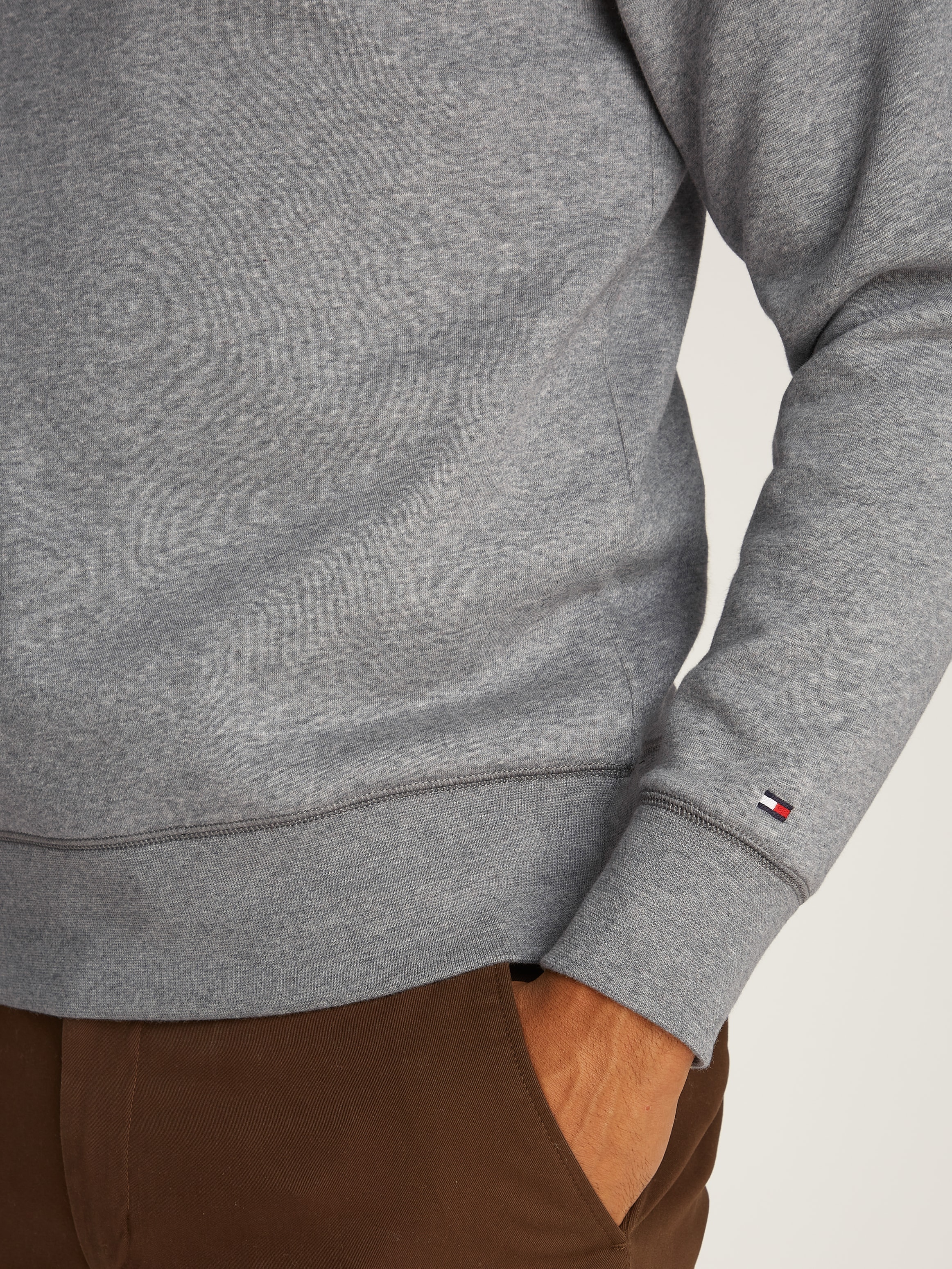 Tommy Hilfiger Sweatshirt »TOMMY LOGO SWEATSHIRT«, mit klassischem Rundhalsausschnitt