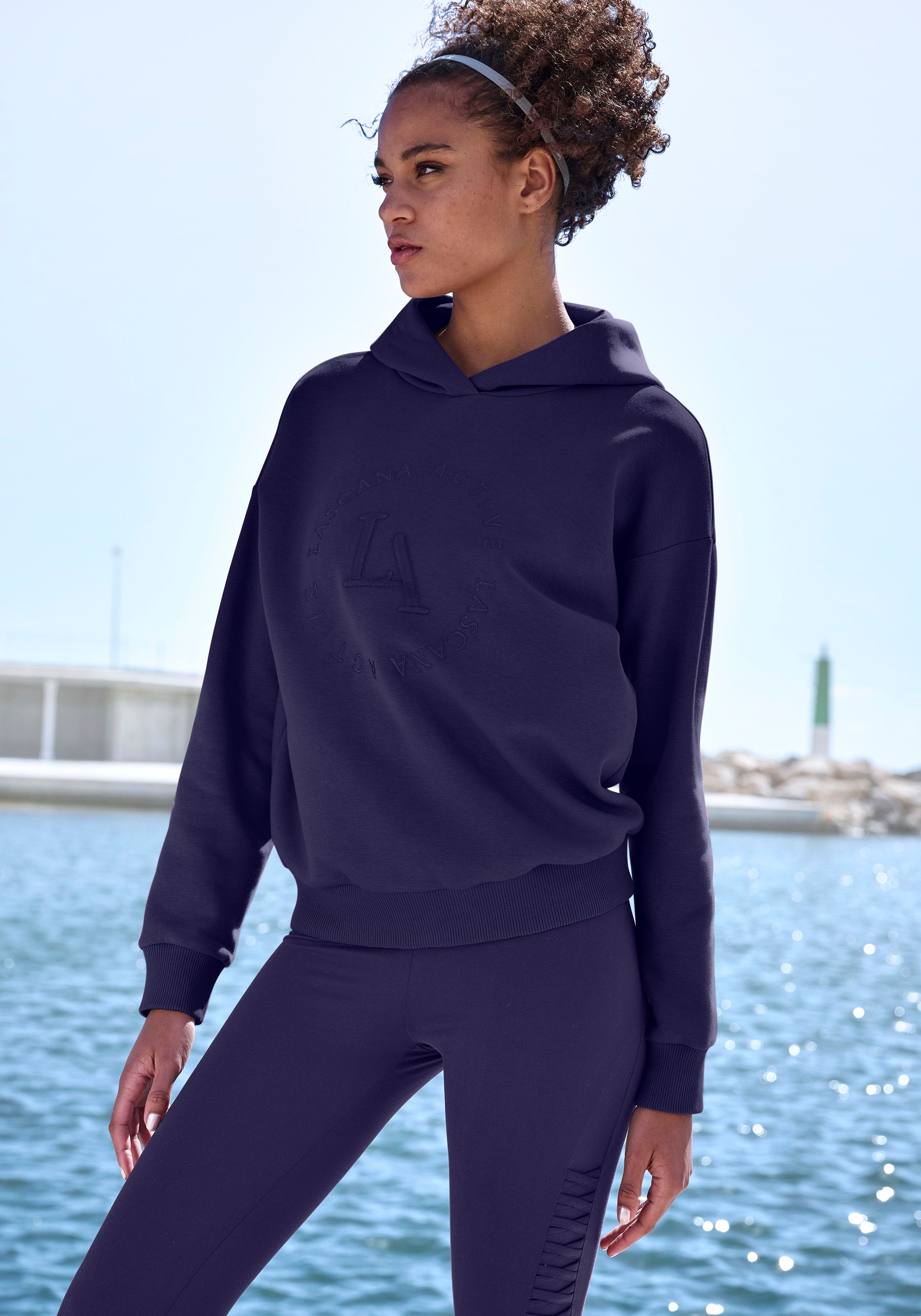 LASCANA ACTIVE Kapuzensweatshirt »- Performance Hoodie mit runder Logostickerei und«, weichen Rippbündchen