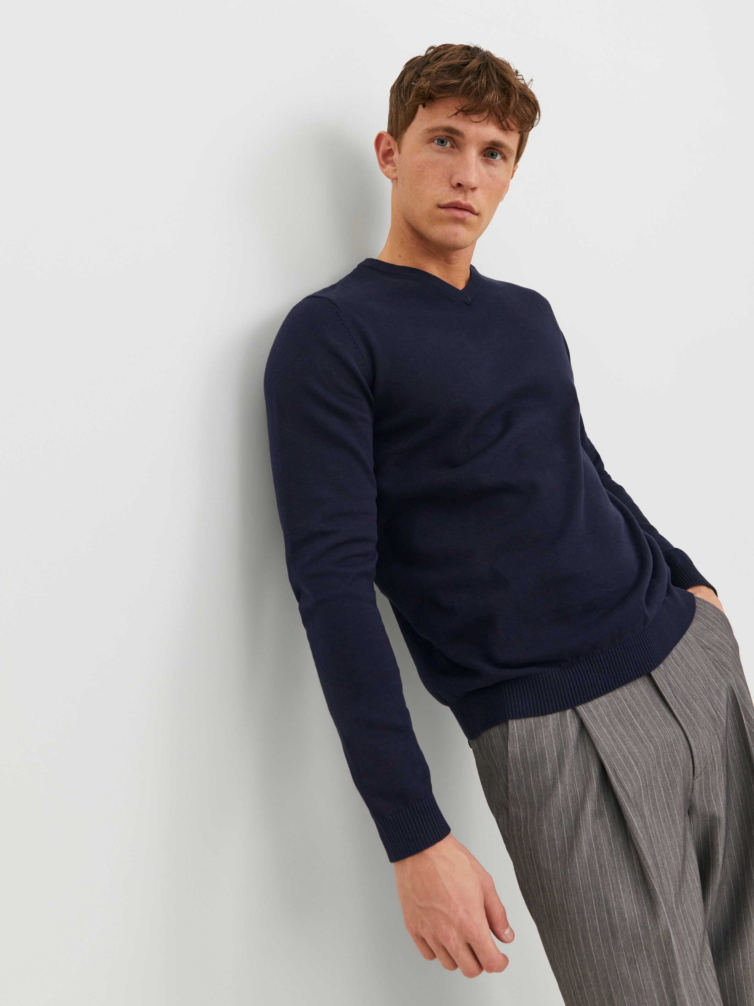 Jack & Jones V-Ausschnitt-Pullover »JJEBASIC mit V-Ausschnitt, ideal für Herbst und Alltag« unifarben, modisch, slim fit, Baumwolle, V-Ausschnitt