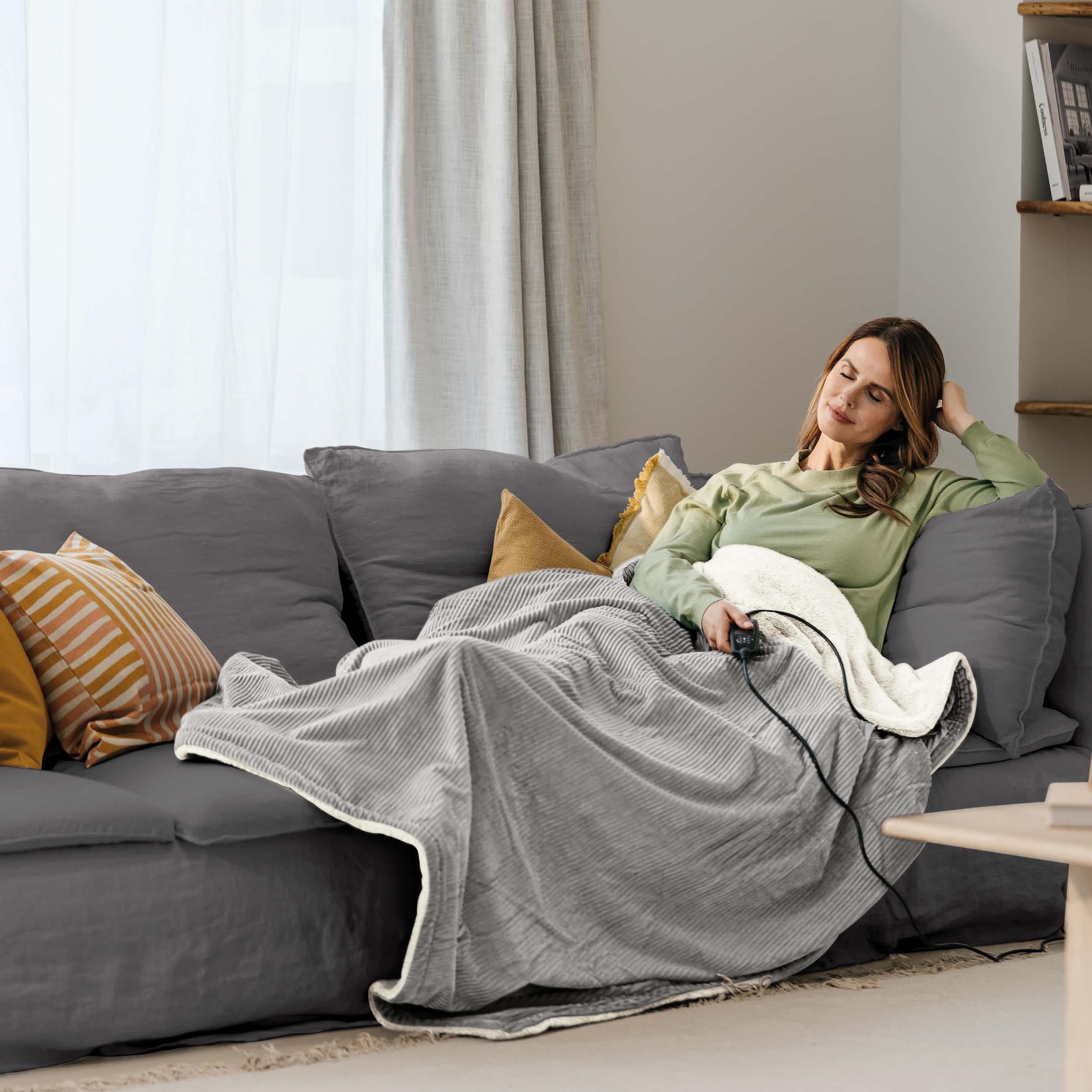 BEURER Heizdecke »HD 81 Cord Light Grey Green Planet, aus recycelten Materialien« kuschelige Wärmedecke aus weichem Cord-Stoff mit 6 Temperaturstufen