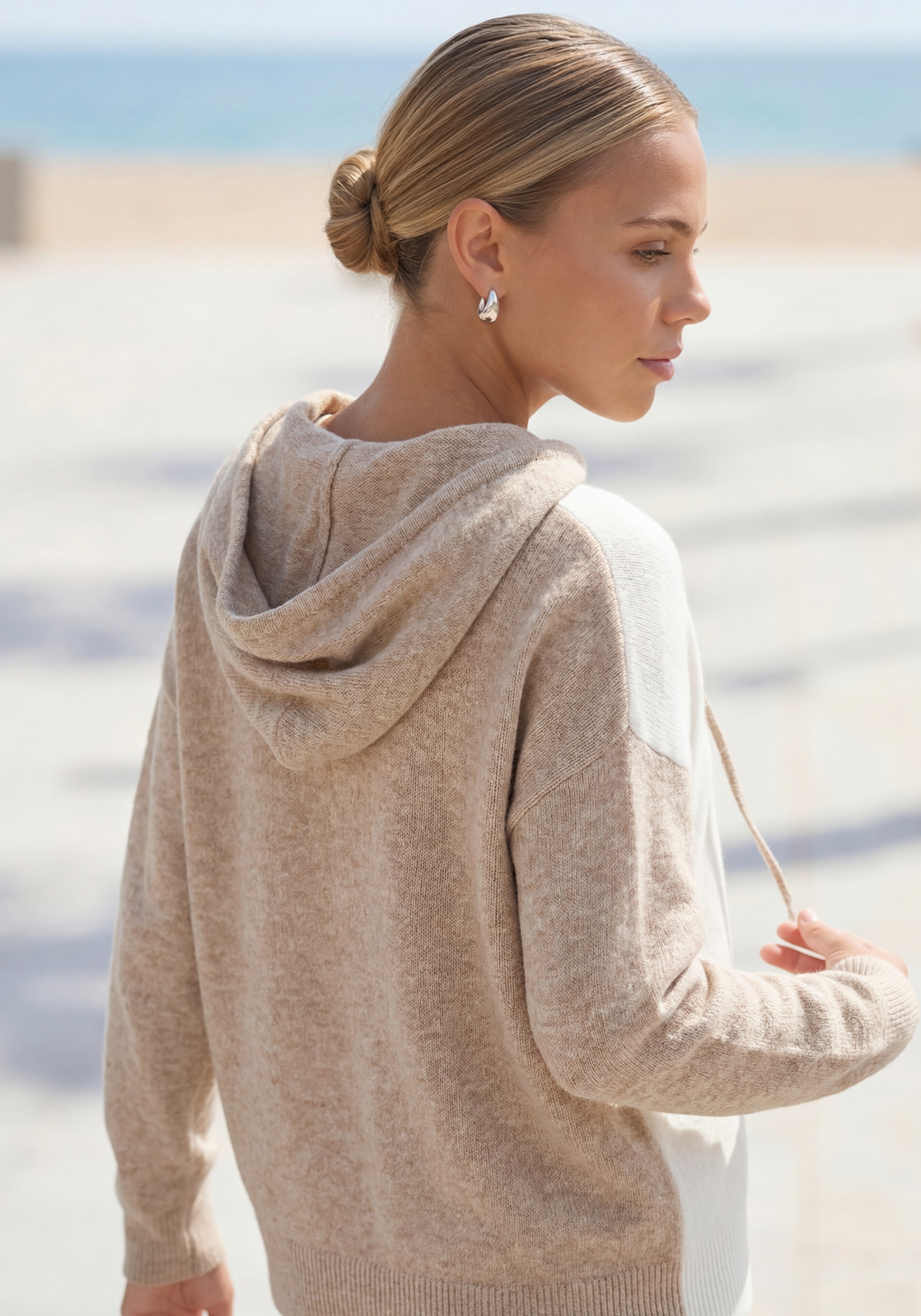 Vivance Kapuzenpullover »in lässiger Colorblock-Optik aus softer Strickware« Pullover mit Kapuze, Kuschelpullover, locker und kaschierender Schnitt
