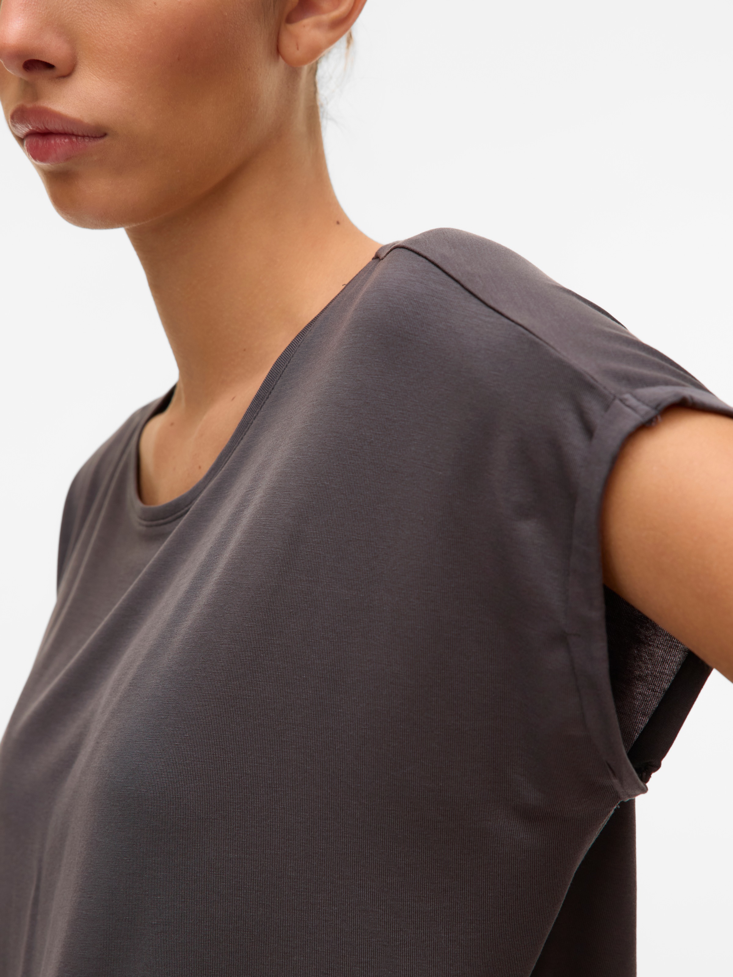 Vero Moda Rundhalsshirt »VMAVA PLAIN SS TOP GAJRS NOOS« Materialmix, regular fit