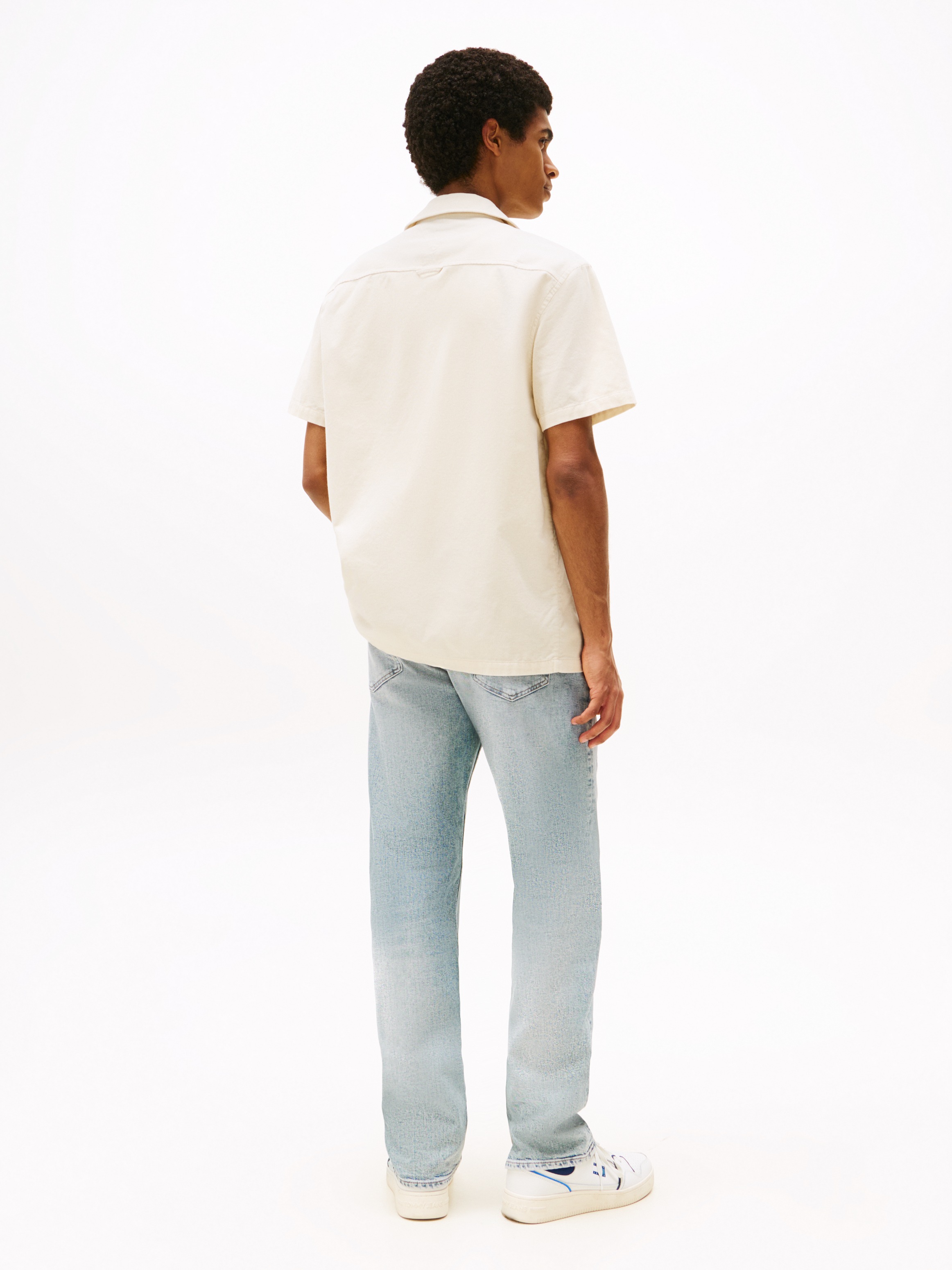 Tommy Jeans Kurzarmhemd »TJM CORD REG CAMP SHIRT«, Mit Rundhalsausschnitt