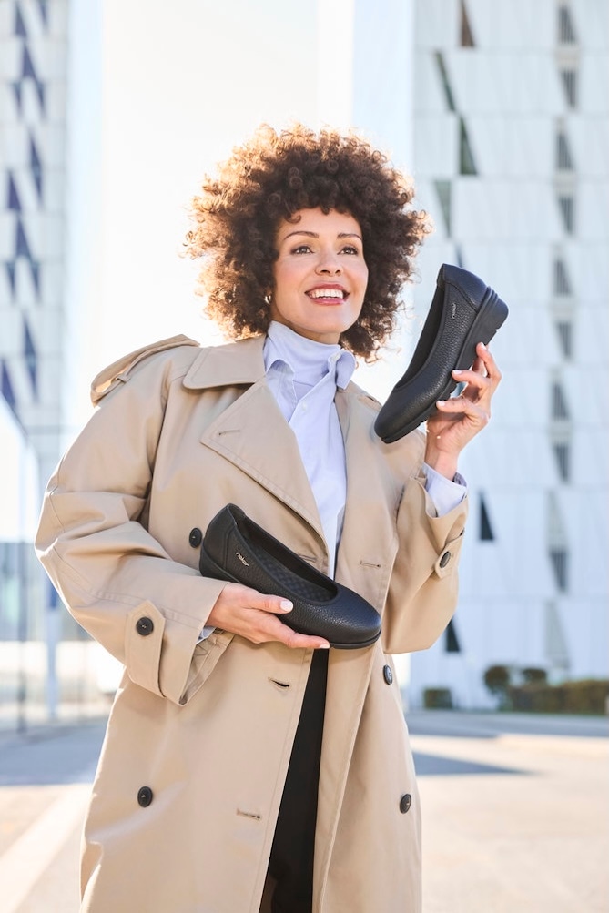 Rieker Keilpumps  Ballerina, Schlupfschuh, Slipper mit leichter Struktur im Obermaterial
