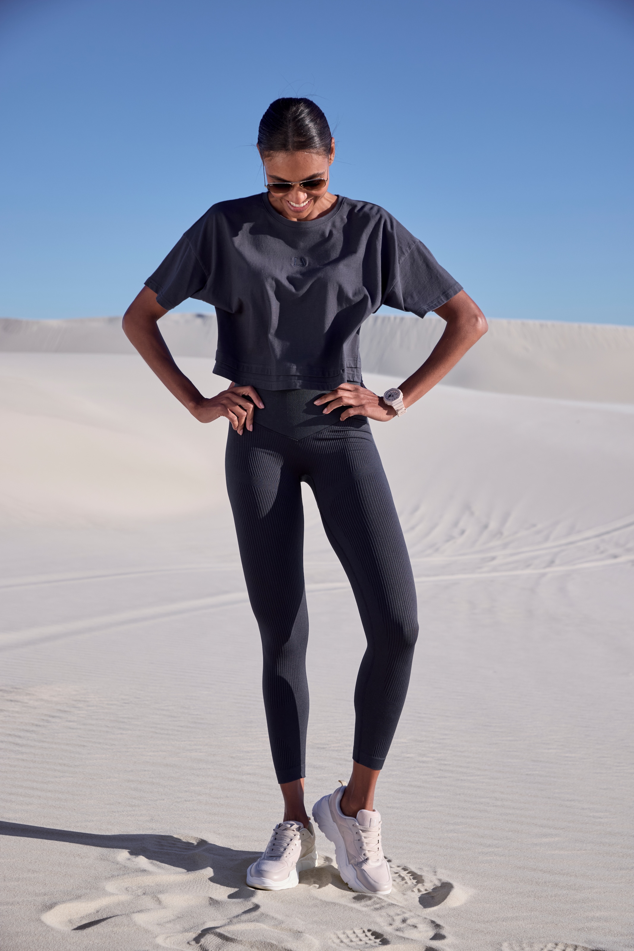 LASCANA Kurzarmshirt mit kastigem Schnitt und Lagen-Look