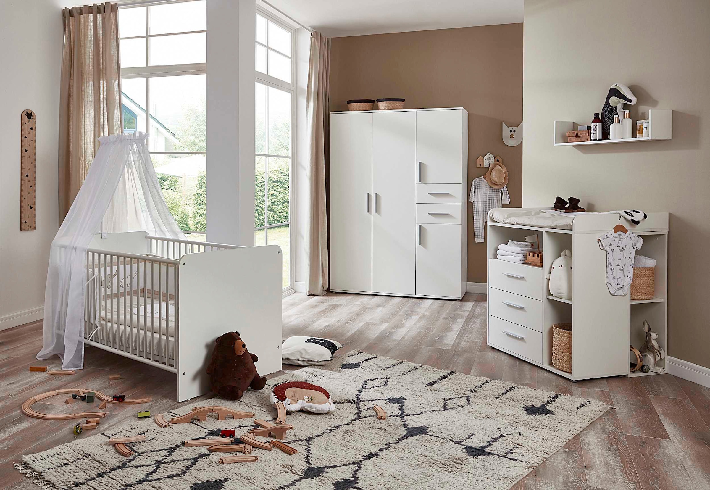 BMG Möbel Babyzimmer-Komplettset »Lea«, (Set, 6 tlg., Bett, Wickelkommode, Unterbauregal, Schrank, Wandboard), Bett + Wickelkommode + 2x Unterbauregal + 4-trg. Schrank + Wandboard