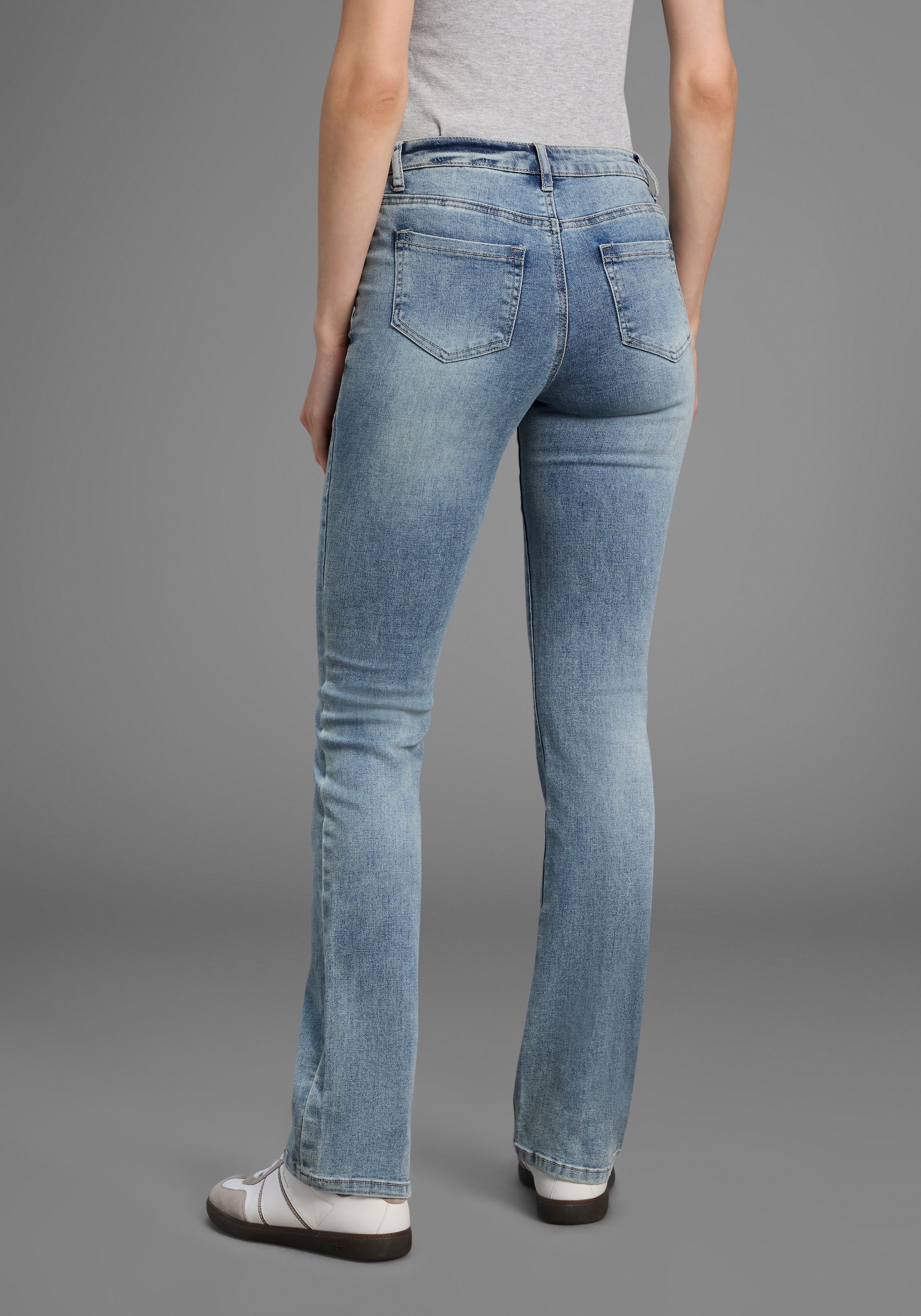 Arizona Gerade Jeans »Kontrastnähte«, niedrige Leibhöhe, in 5-Pocket-Form, Used-Look-Waschung