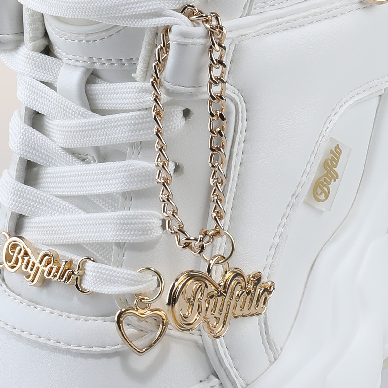 Buffalo Plateausneaker »BINARY HC«  Chunky-Sneaker mit Zierkette und Herz-Anhänger