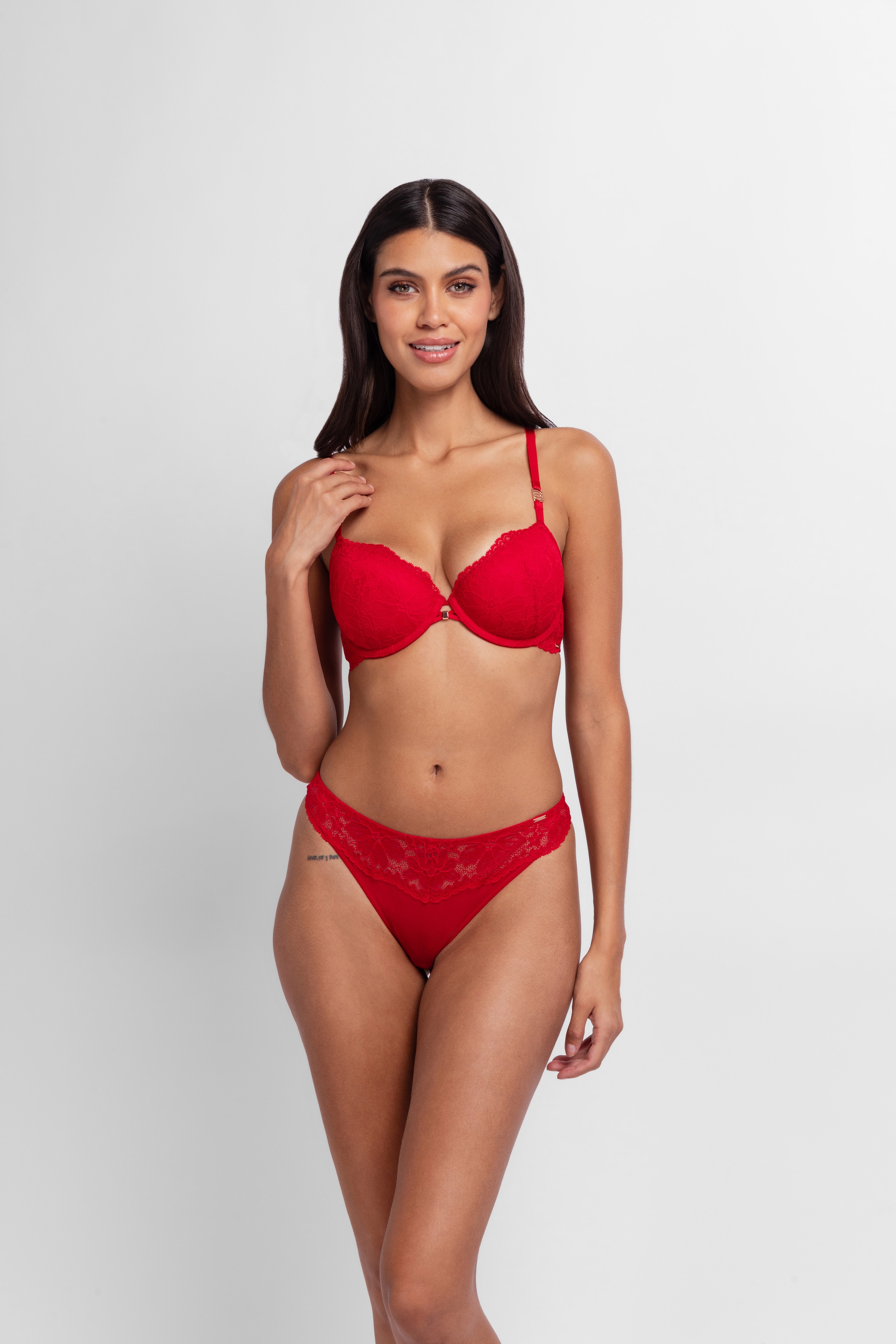 Dorina Bügel-BH »Jemma« Spitze, feminin, schmale Träger, leicht gepolstert, vorgeformte Cups