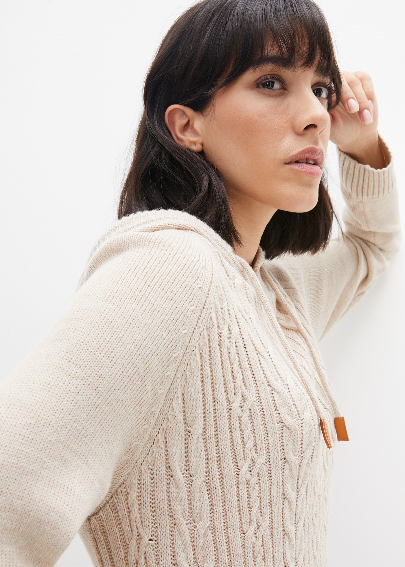 bonprix Strickkleid »Kapuzen-Strickkleid mit Zopfmuster« mit Zopfmuster, Kapuze und Eingrifftaschen