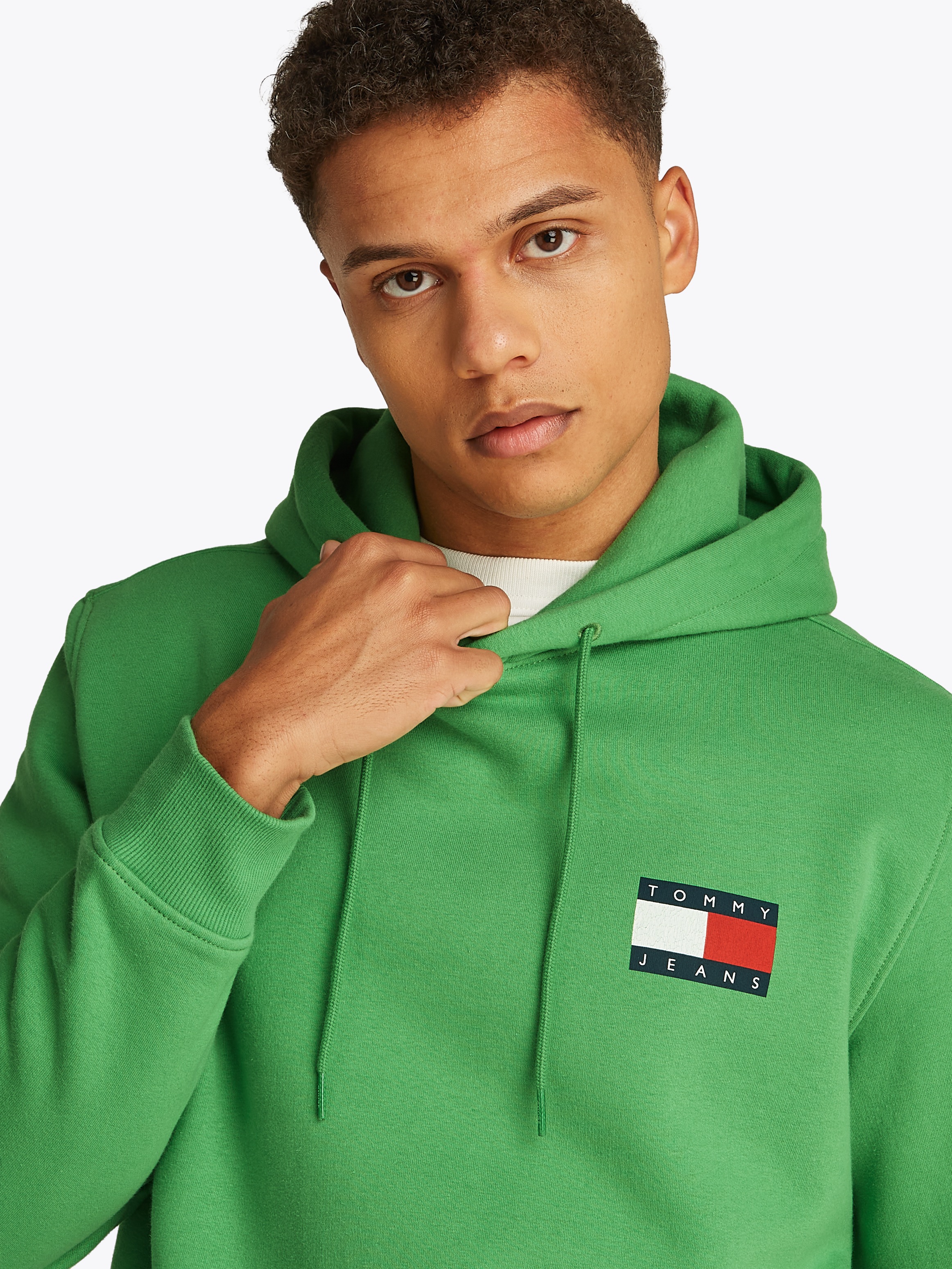 Tommy Jeans Sweatshirt »TJM REG ESSENTIAL FLAG HOOD EXT«, mit bedruckten Markenlogo auf Brusthöhe