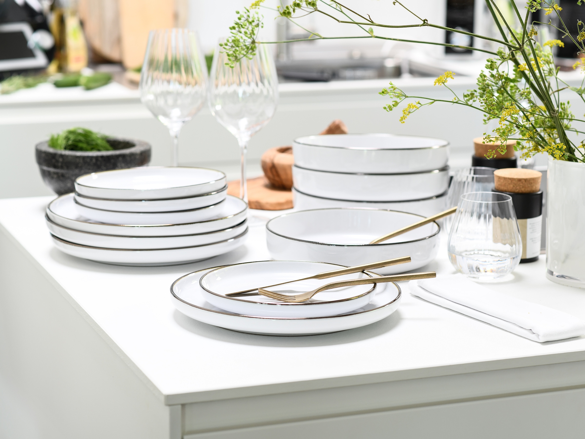 CreaTable Teller-Set »Nordic Festive, Tellerset 18-tlg.« Minimalistisches Design, Dezente goldene Akzente