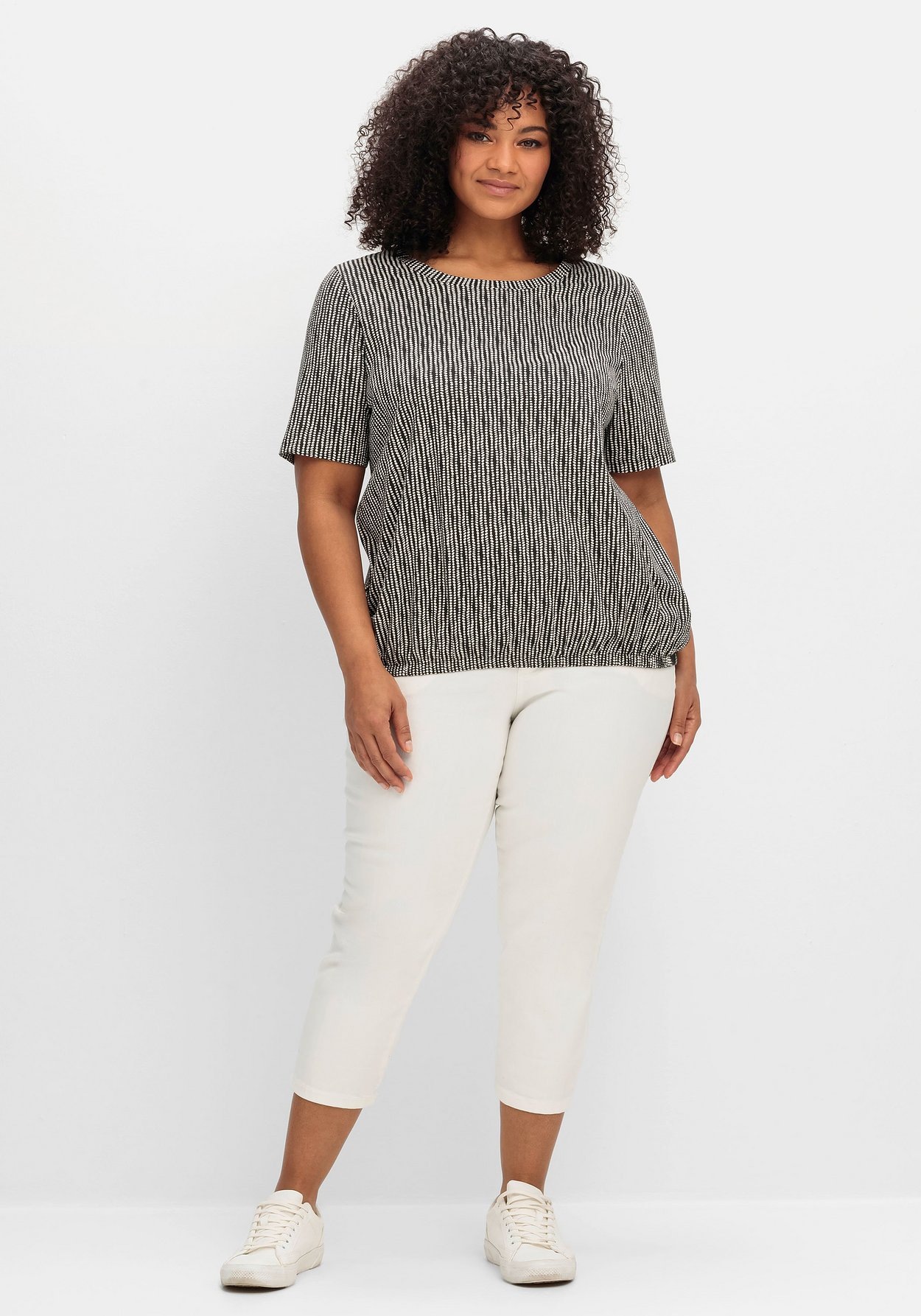 Sheego Rundhalsshirt »Shirt mit Minimal-Druck und Gummizugbund«, mit Minimal-Druck und Gummizugbund
