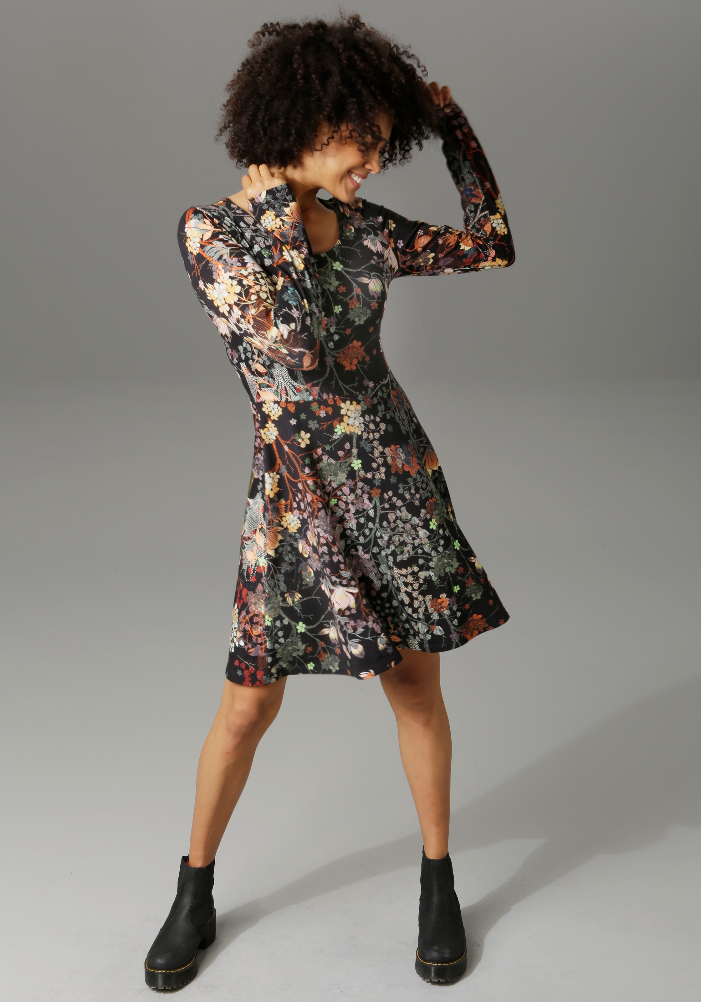 Blumendruck Shop Jerseykleid, mit oder kaufen OTTO uni Aniston in Online Schwarz CASUAL im