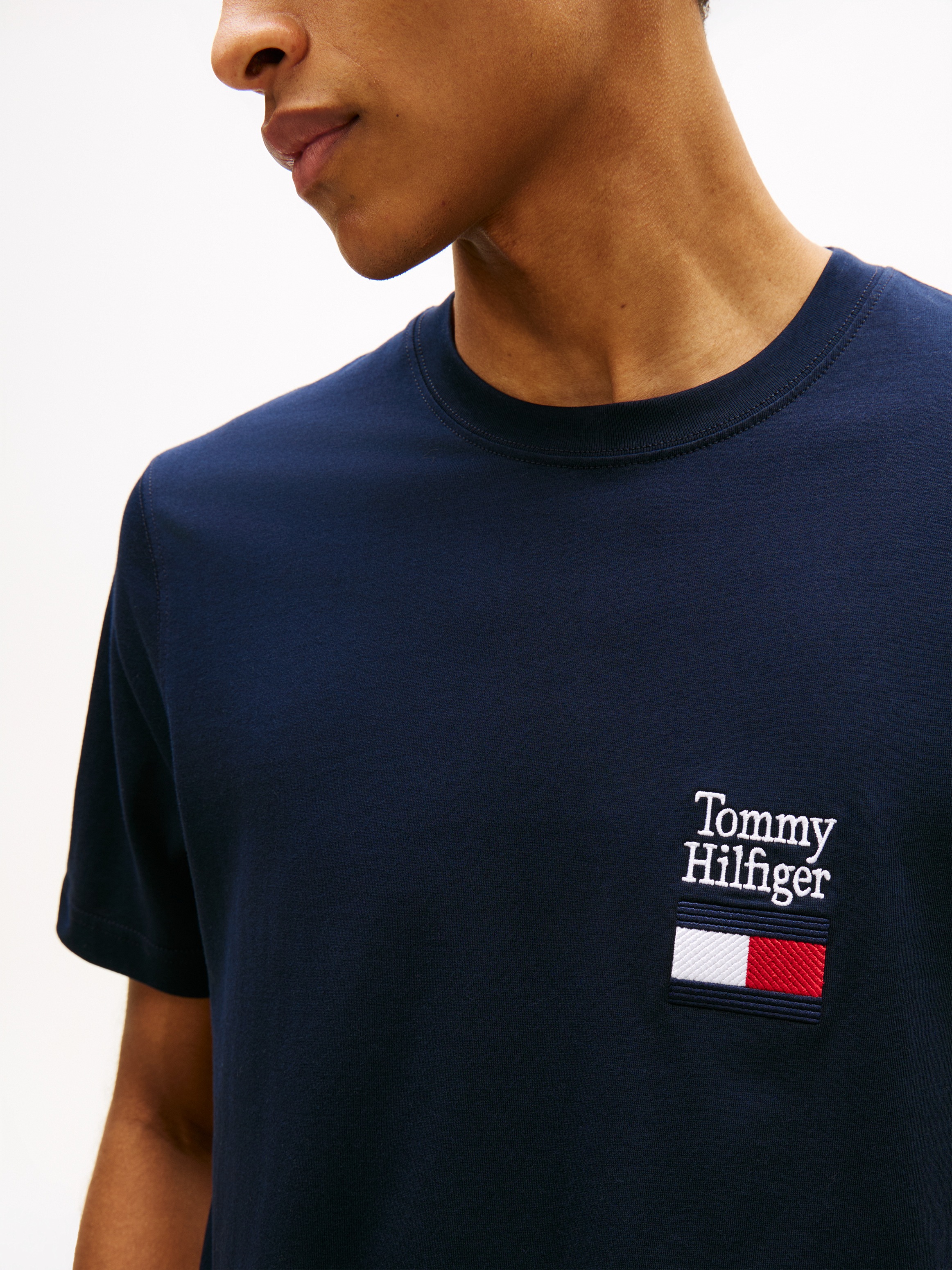 Tommy Hilfiger T-Shirt »BRAND LOVE TEXT STACK« Regular fit mit Rundhalsausschnitt