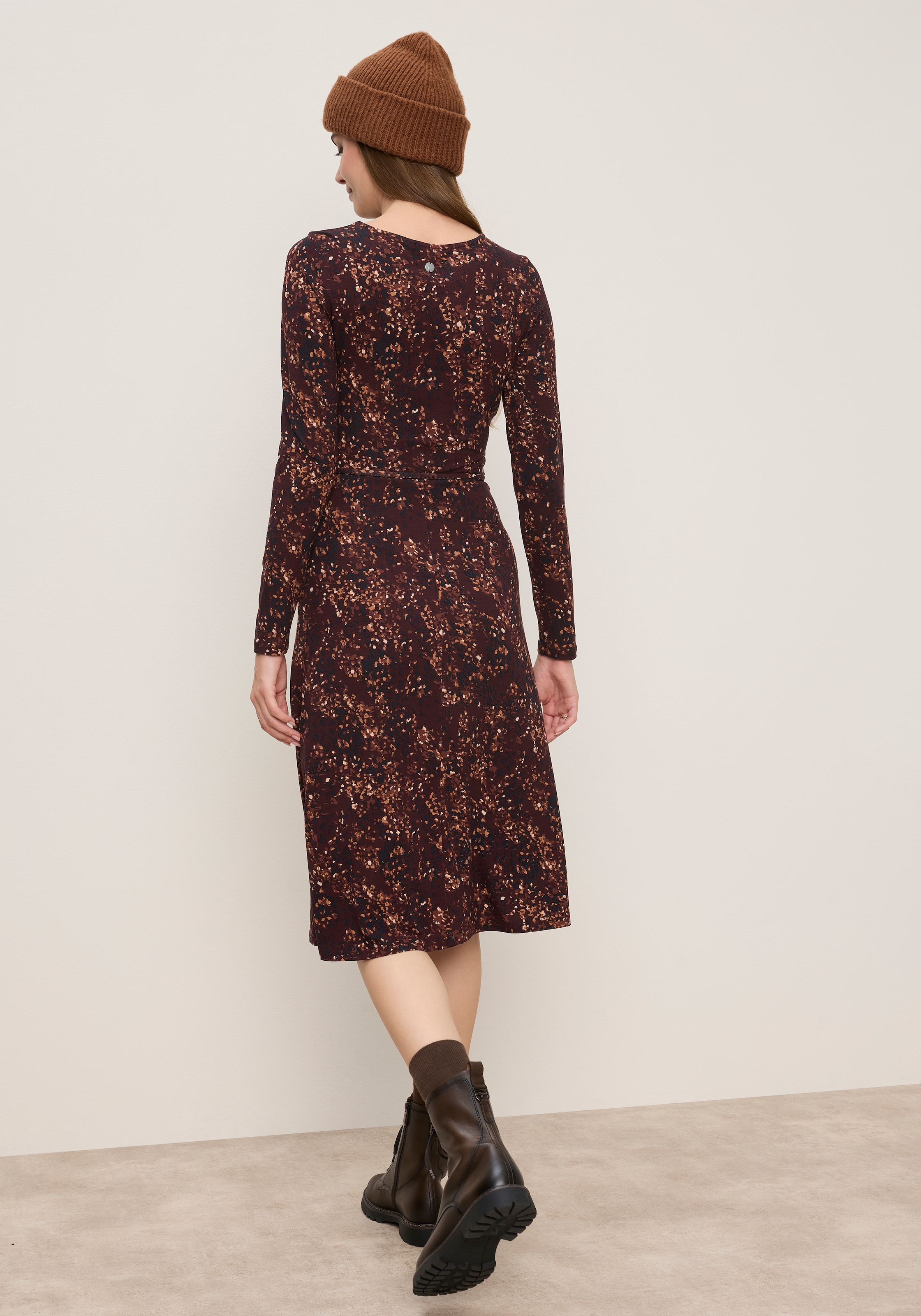 Tamaris Midikleid »mit taillierter Passform, kniebedeckende Länge, aus Jersey« mit femininem Muster