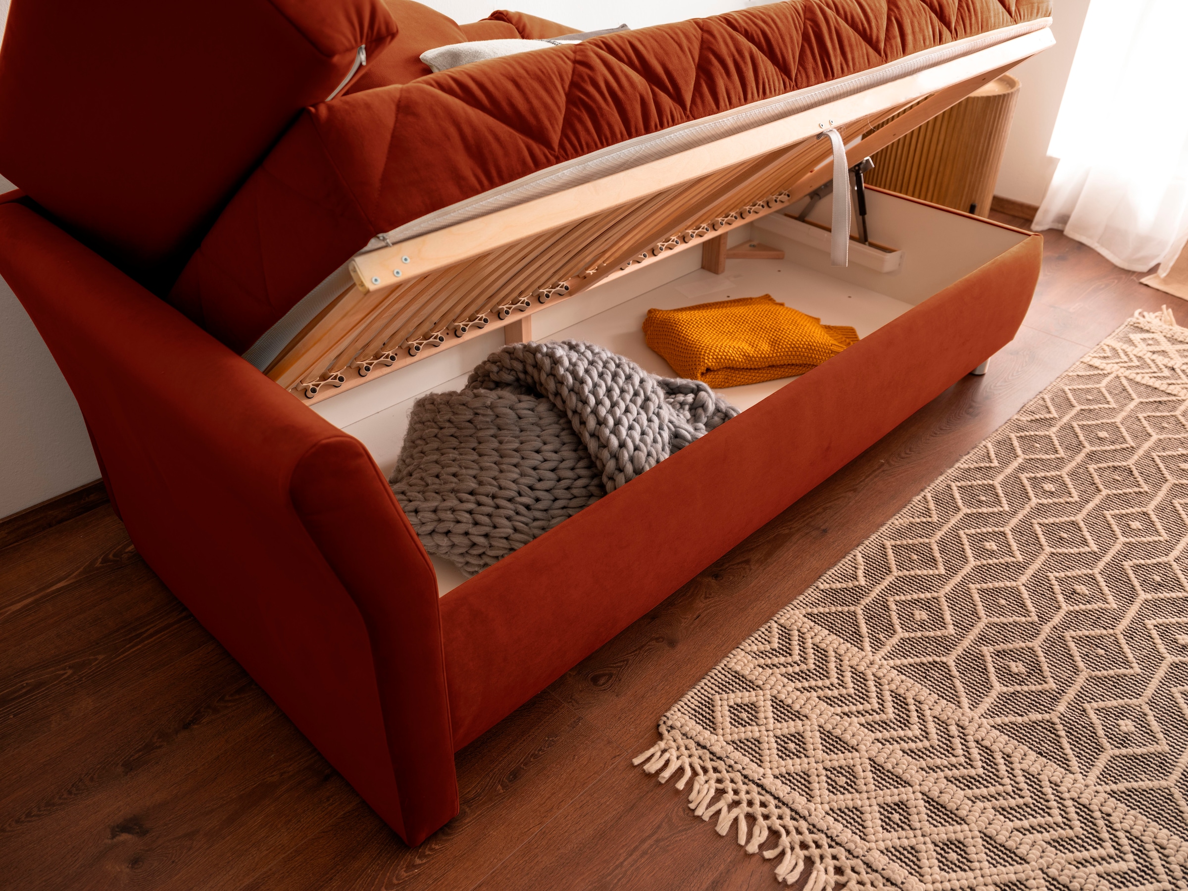 alina Schlafsofa, Bettkasten, Zierkissen-Set aus: 2 Stk. 40x40cm, 1 Stk. 30x30cm