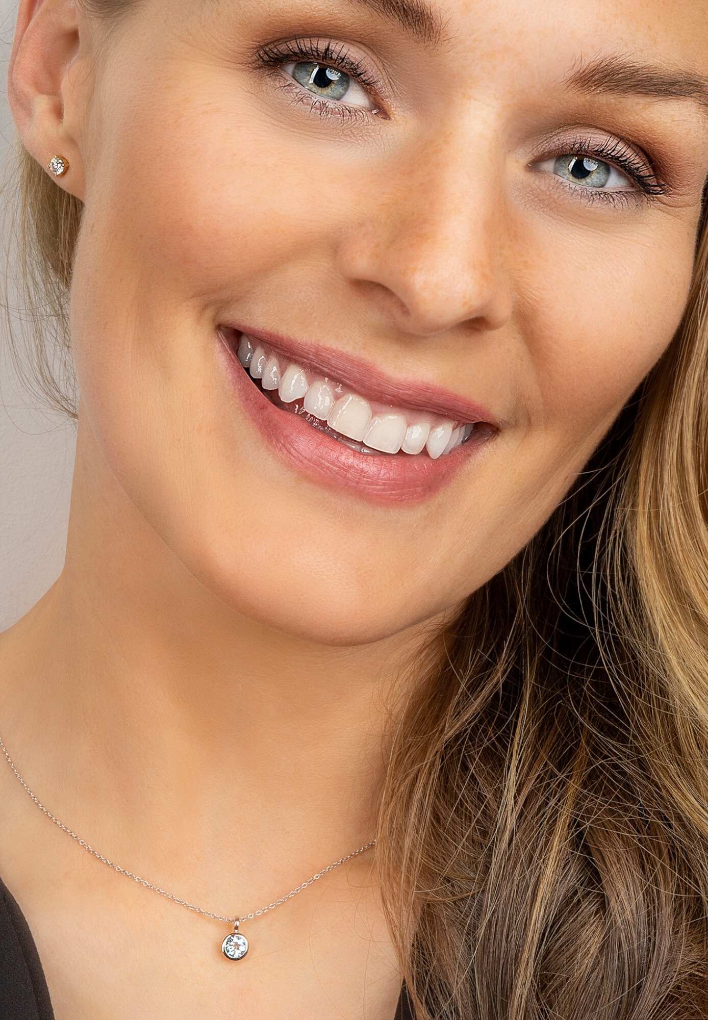 ONE ELEMENT Kettenanhänger »Blau Topas Zarge Anhänger aus 333 Weißgold«