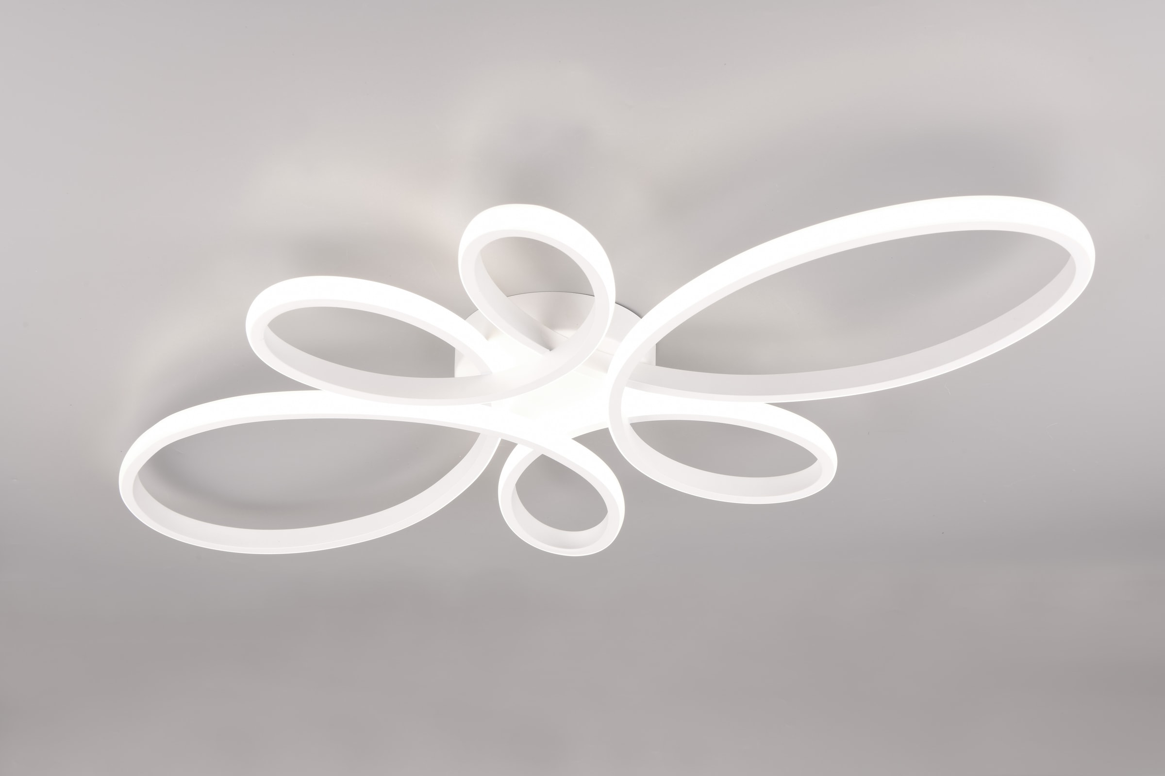 TRIO Leuchten LED Deckenleuchte »FLY, Deckenlampe LED 32W 3900 Lumen kaltweiß 4000K 3-Stufen dimmbar« LED-Board 1 Stk. Kaltweiß Maße 83x45 cm, LED Band Schleife Deckenlampe Schlafzimmer Wohnzimmer