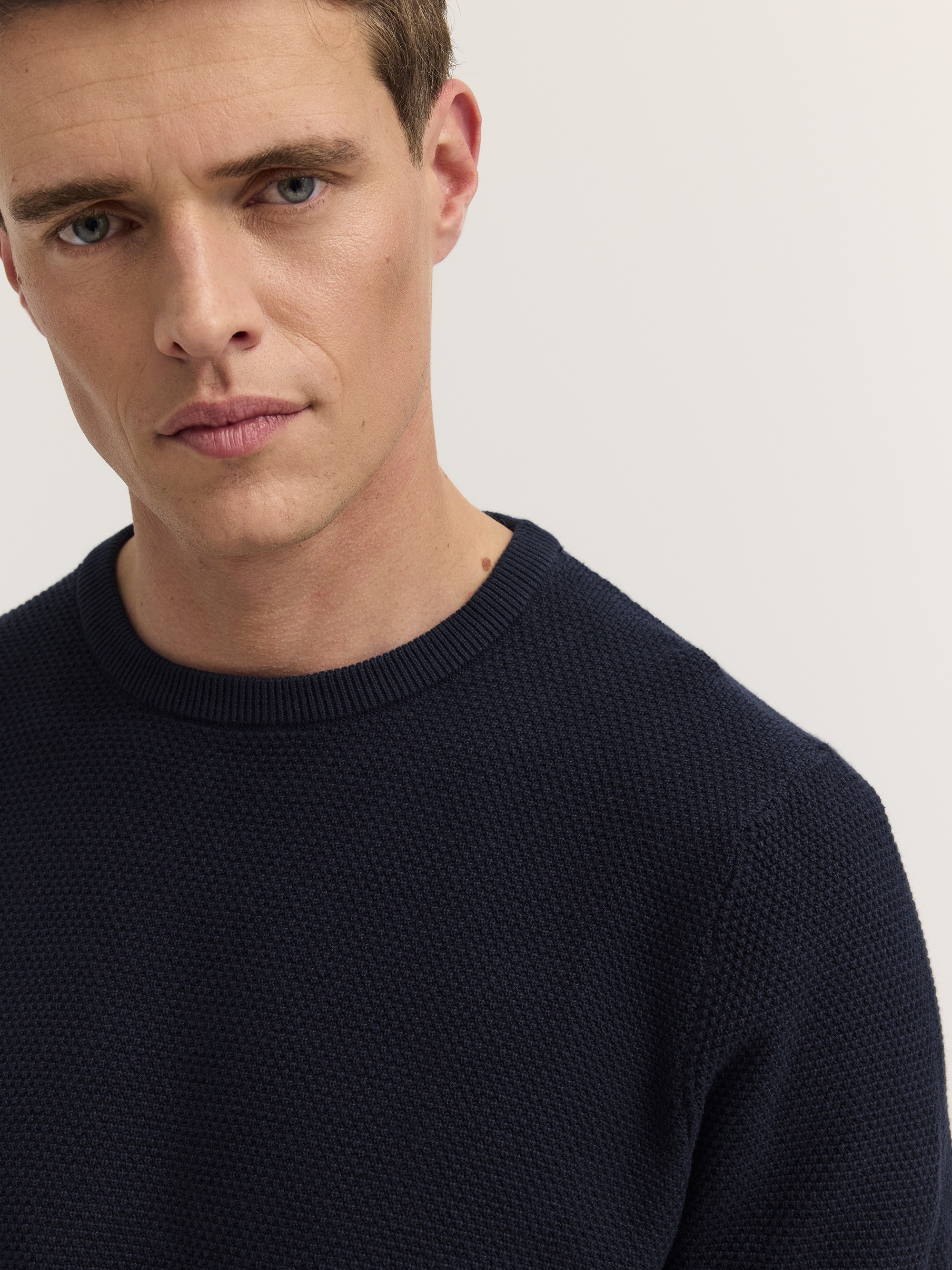 bugatti Rundhalspullover »Regular Fit« mit einer Struktur