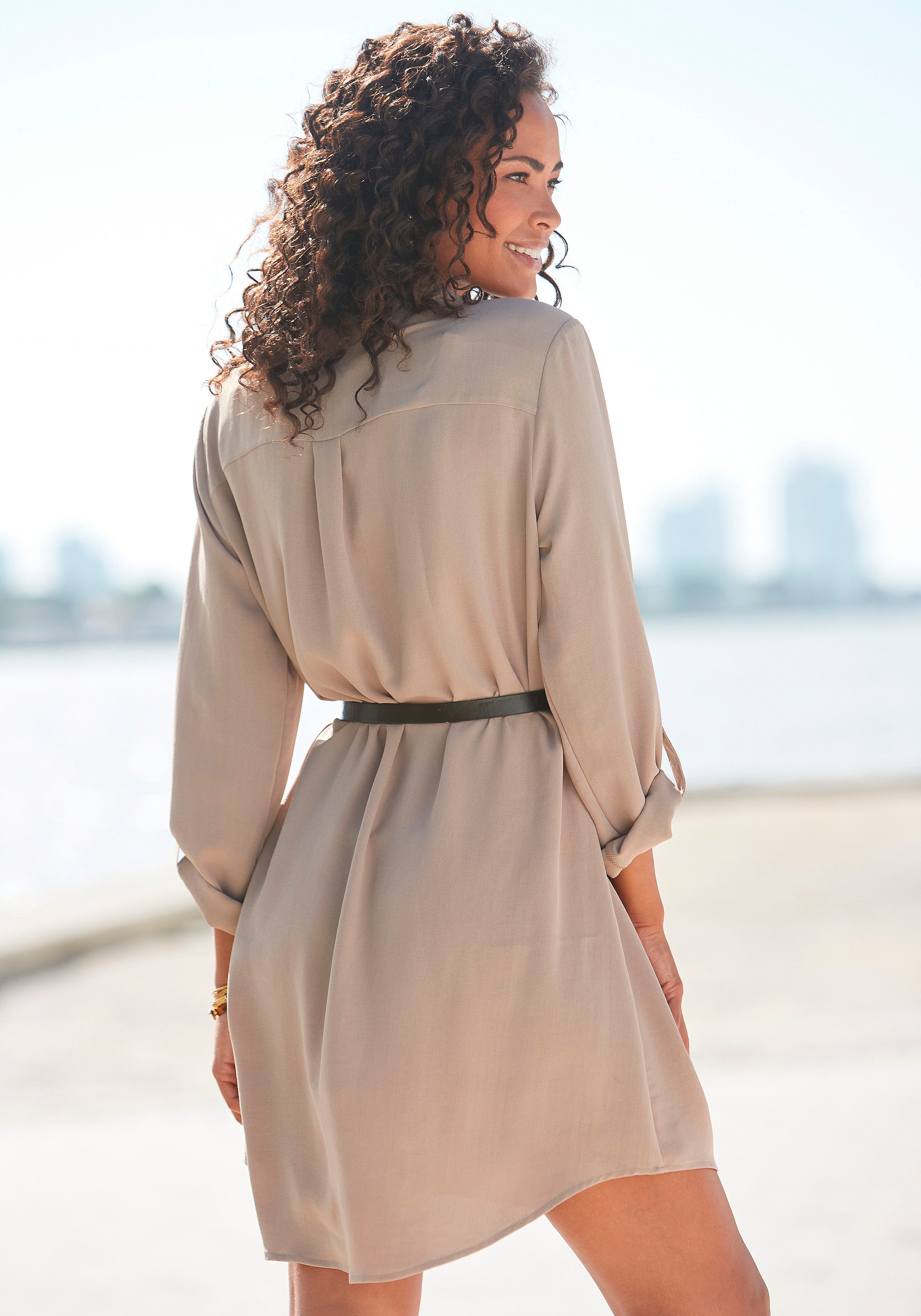 LASCANA Longbluse, (mit Gürtel in Lederoptik), aus gekreppter Ware, lockeres Blusenkleid, elegant-chic