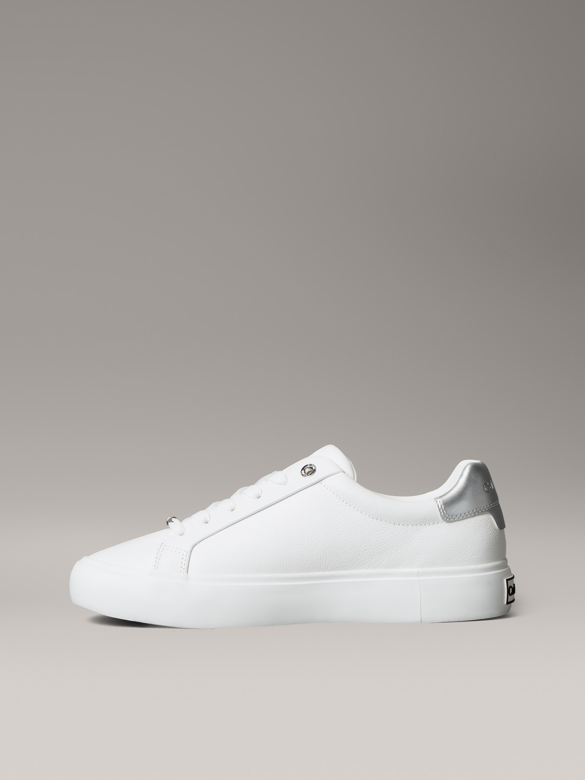 Calvin Klein Sneaker »LACE UP SNEAKER W/SILVER BT CK«, Schnürschuh, Halbschuh, Freizeitschuh mit gepolstertem Schaftrand