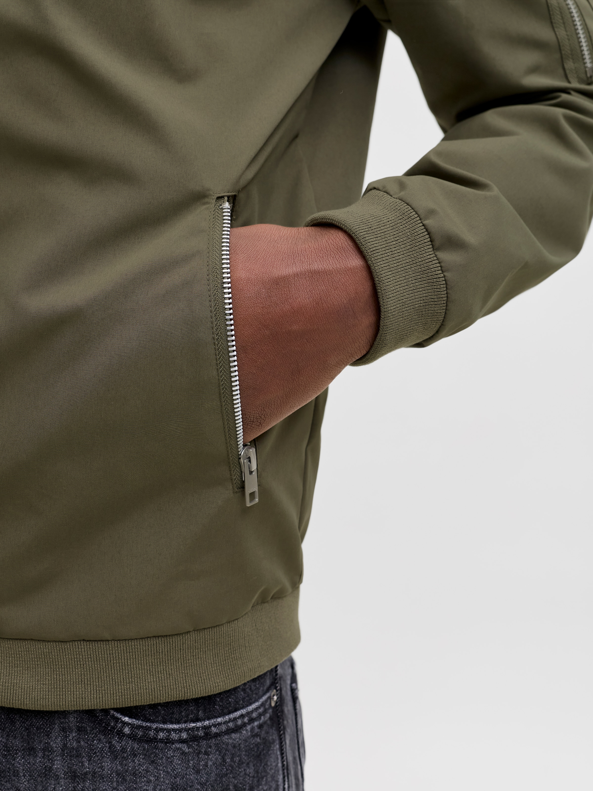 Jack & Jones Blouson »JJERUSH mit Stehkragen und Reißverschlusstaschen« ohne Kapuze unifarben, modisch, regular fit, Polyester