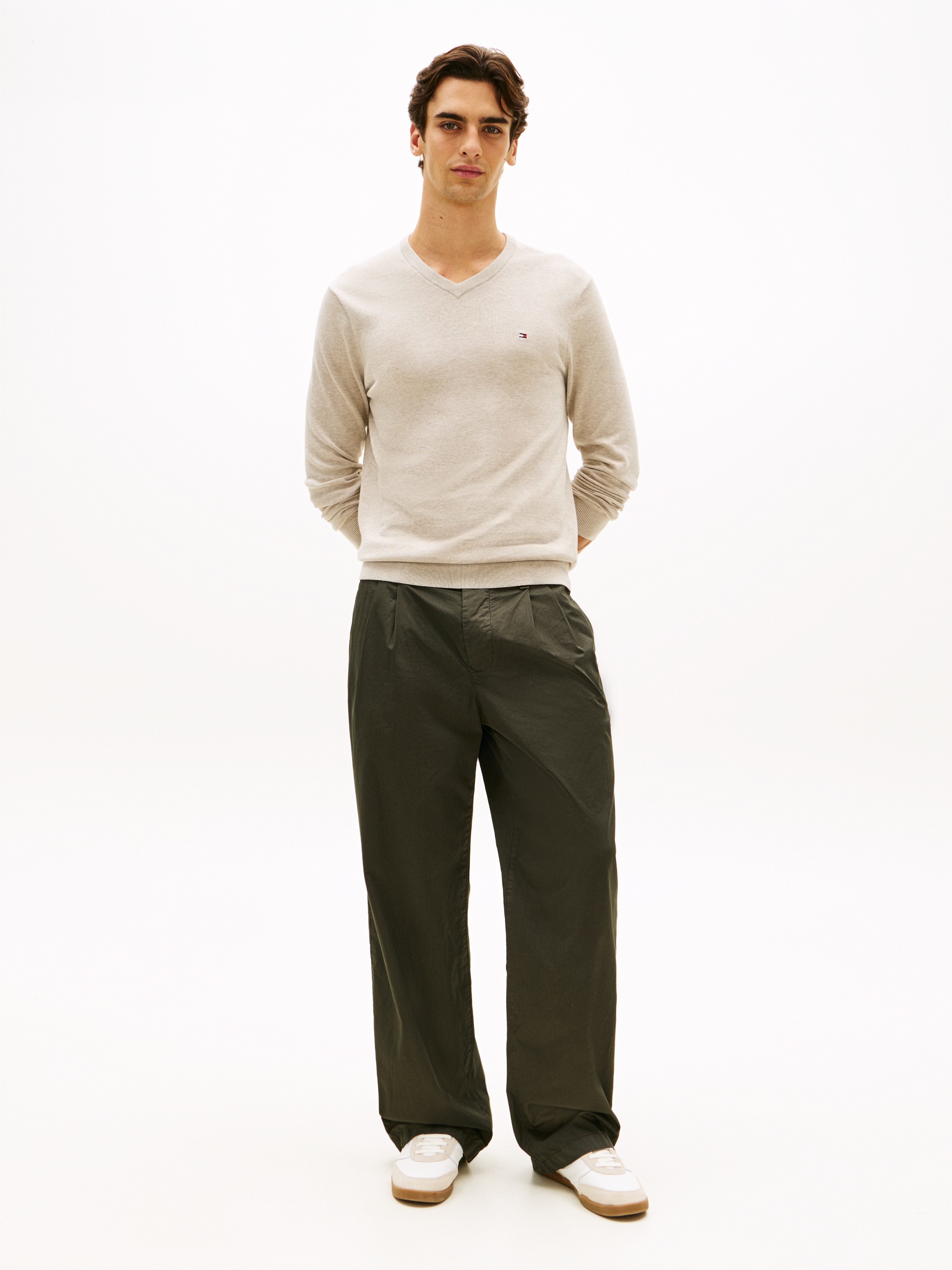 Tommy Hilfiger Strickpullover »ESSENTIAL COTTON V NECK mit V-Ausschnitt und Stickerei« unifarben, casual, regular fit, Baumwolle, V-Ausschnitt